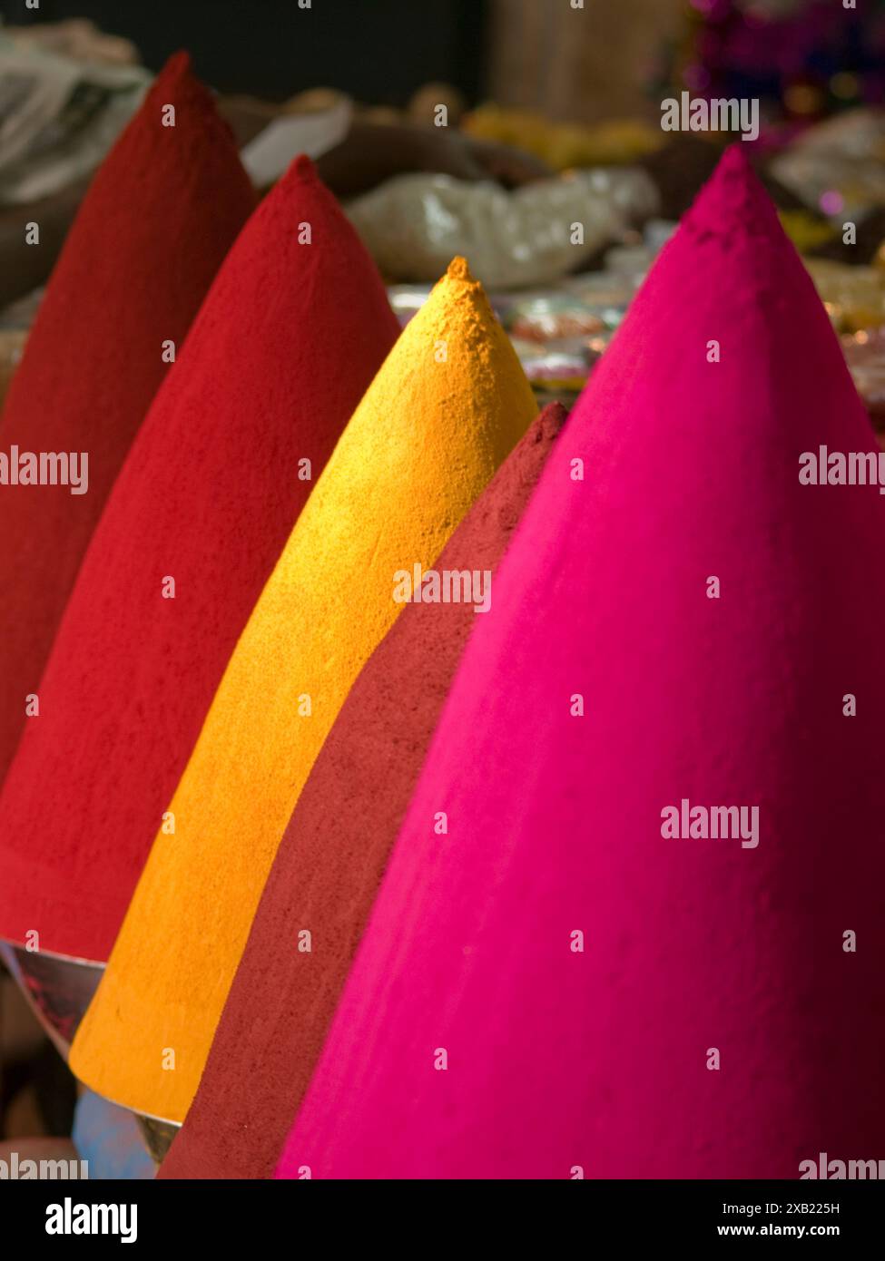 Farbiges Pulver zum Ritualverkauf auf dem Markt in Bangalore, Karnataka, Indien Stockfoto