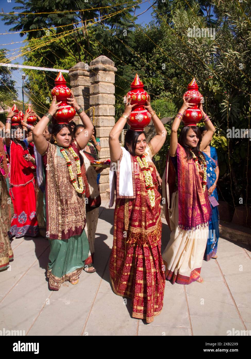 Rituelle Parade bei einer Hochzeit in Ahmedabad, Gujarat, Indien. Stockfoto