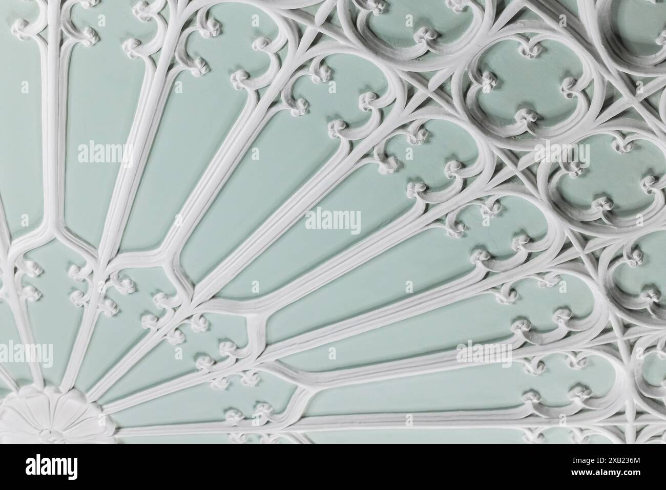 Deckenelemente im gotischen Stil. Weißes Basrelief aus Gips, klassische Architekturvorlage Stockfoto Deckenelemente im gotischen Stil. Weißes Basrelief aus Gips, klassische Architekturvorlage Stockfoto