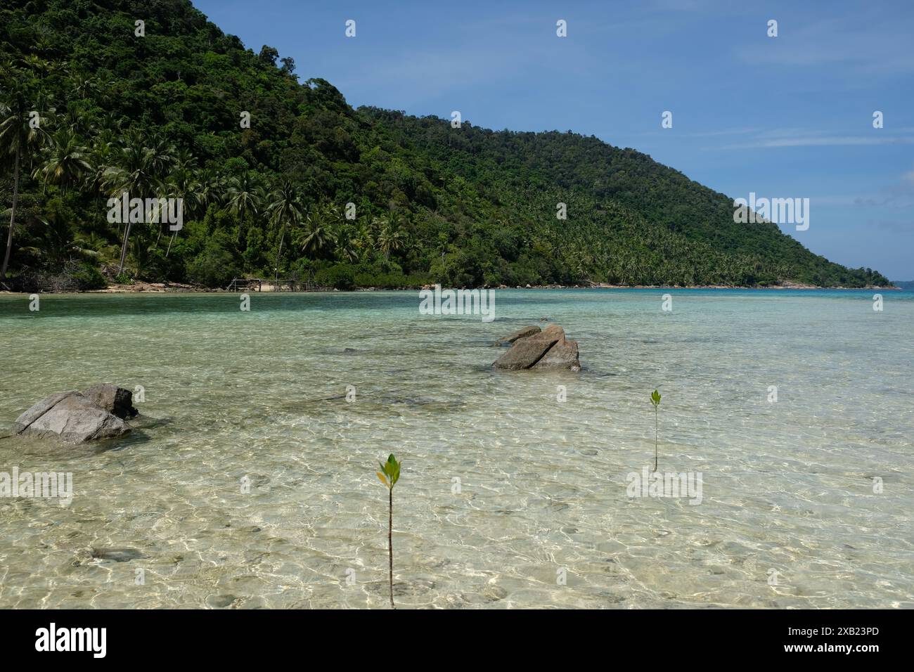 Indonesien Anambas-Inseln - Flachwasser und Inselküste Stockfoto