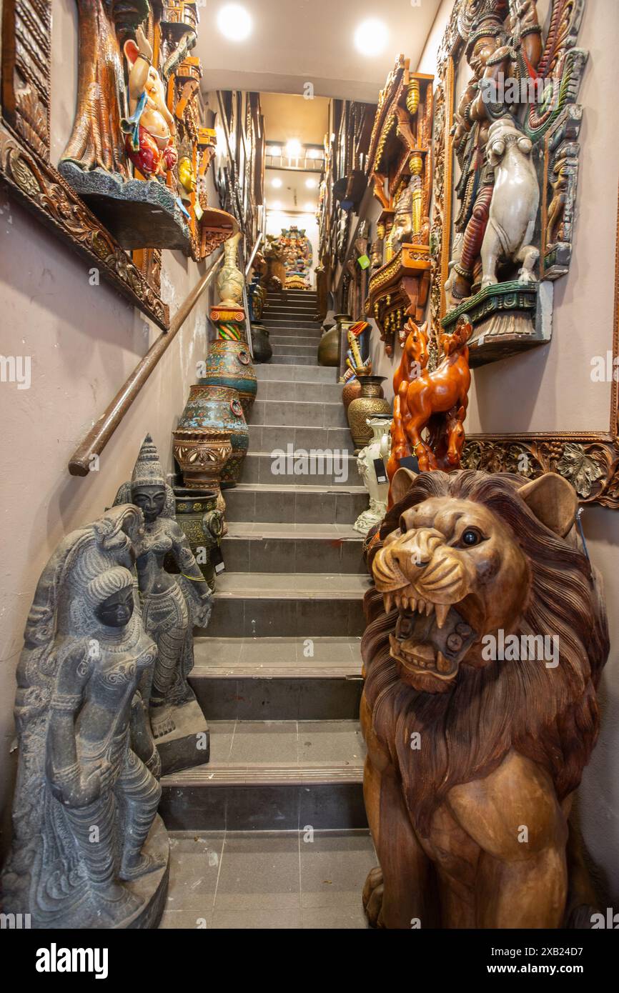 Juni 2024. Vertikale Ansicht von antiken Skulpturen wie geschnitzten hölzernen Löwen und hinduistischen Göttern entlang der Treppe. Little India. Singapur. Stockfoto