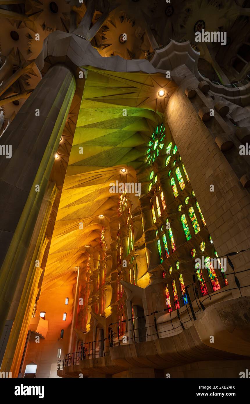 Farbenfrohes Licht im Inneren der Kathedrale Sagrada Familia in Barcelona. Stockfoto