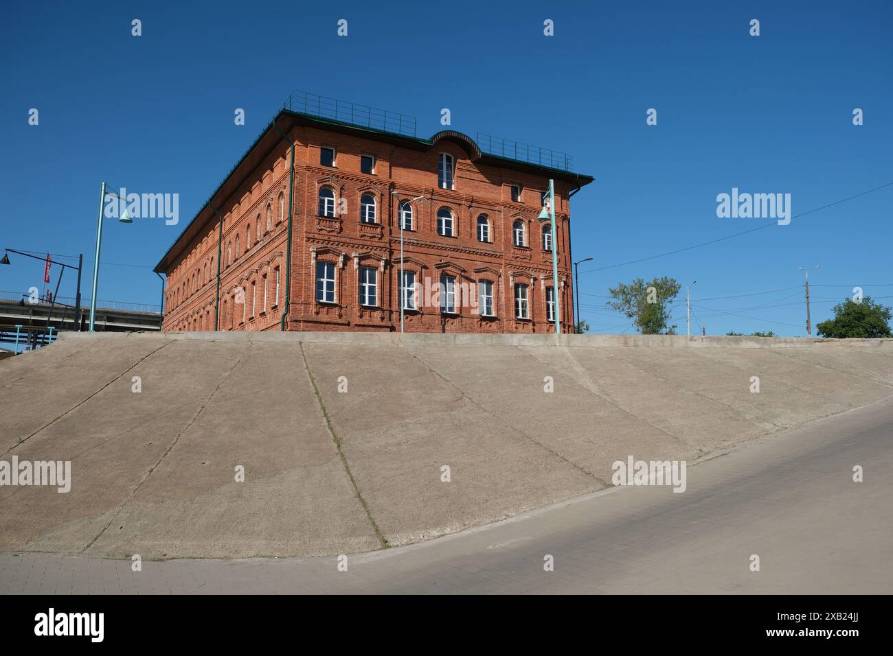 Ein altes Gebäude auf einem Hügel Stockfoto