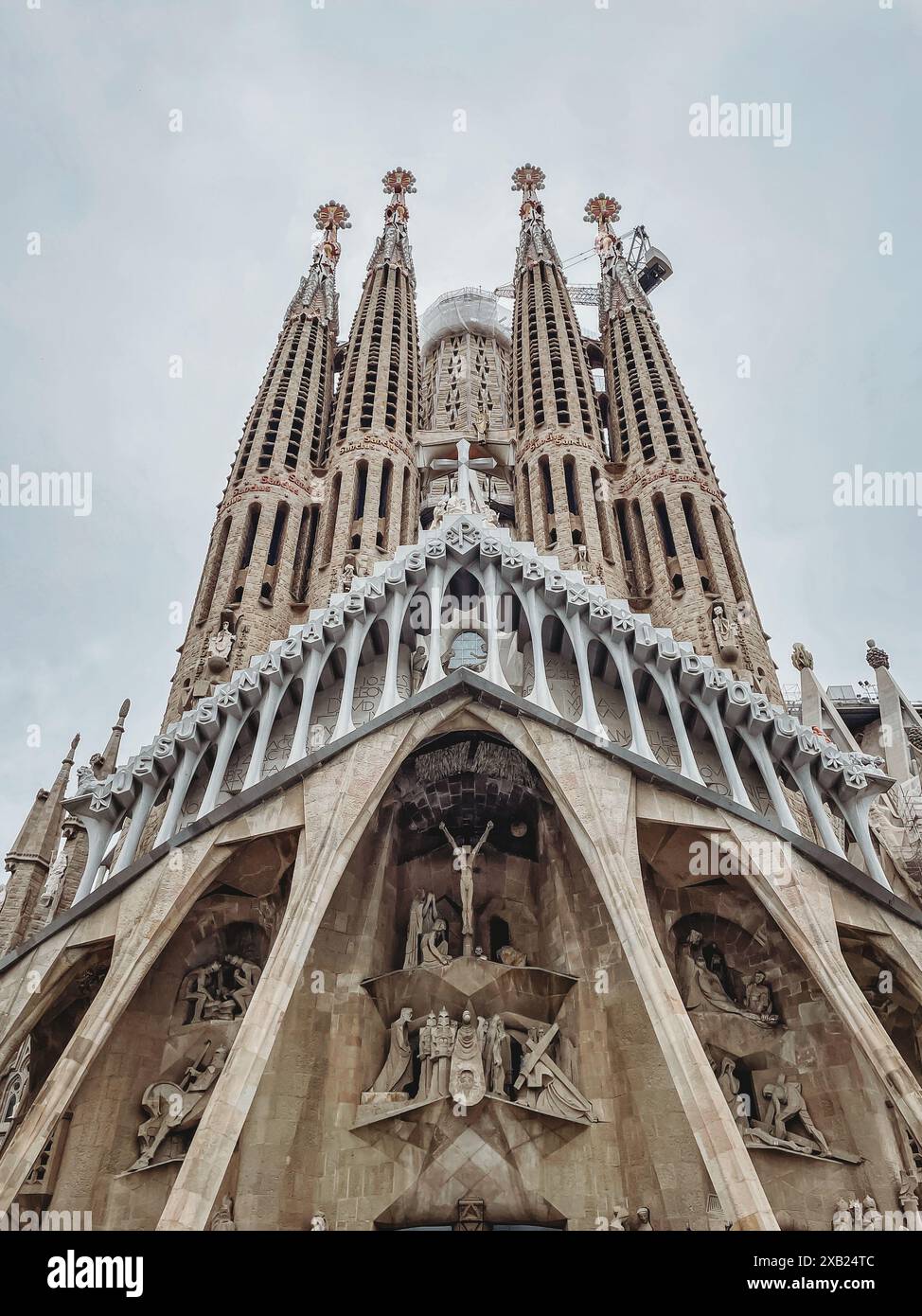 Die Passionsfassade der Kathedrale Sagrada Familia in Barcelona, Spanien. Stockfoto