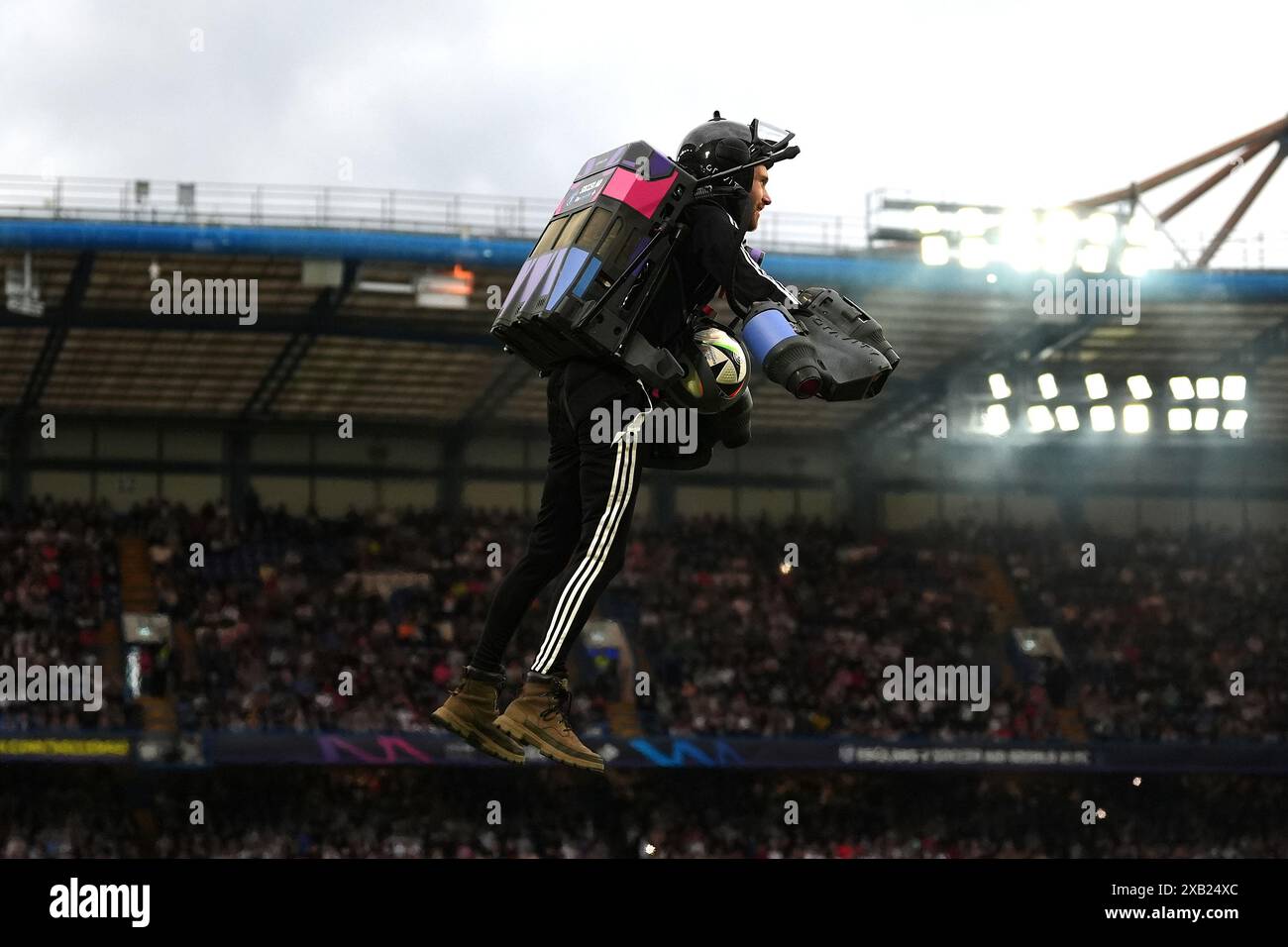 Der offizielle Match Ball wird von einer Person mit einem Jetpack vor Soccer Aid für UNICEF 2024 in Stamford Bridge, London, auf das Feld gebracht. Bilddatum: Sonntag, 9. Juni 2024. Stockfoto