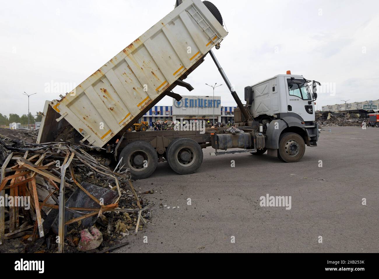 Feuerwehrleute und Rettungskräfte durchsuchten die Trümmer im Epizentrum K Store in Charkiw, nachdem russische UMPB D30-SN-Lenk-Bomben im Mai 2024 das Geschäft getroffen hatten Stockfoto