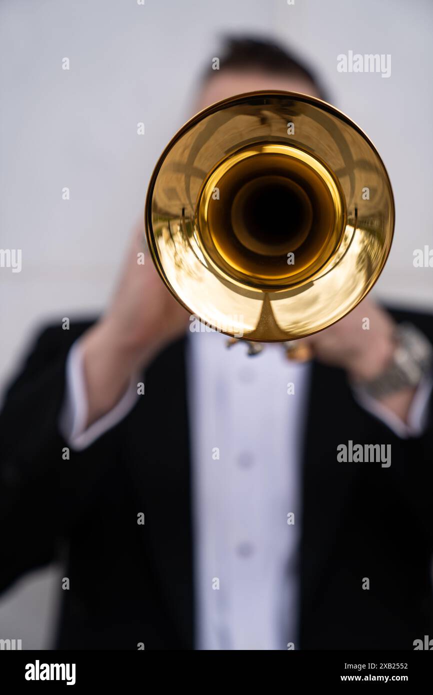 Trompetenspieler in Smoking und Schwanz Stockfoto