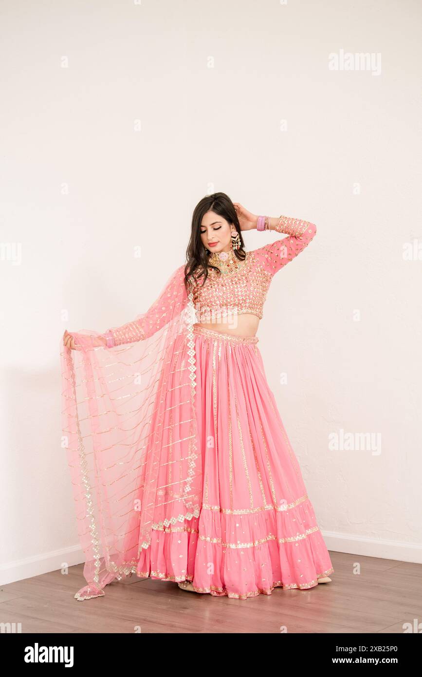 Frauen stehen und halten einen Schal von ihrem rosa Saree Stockfoto