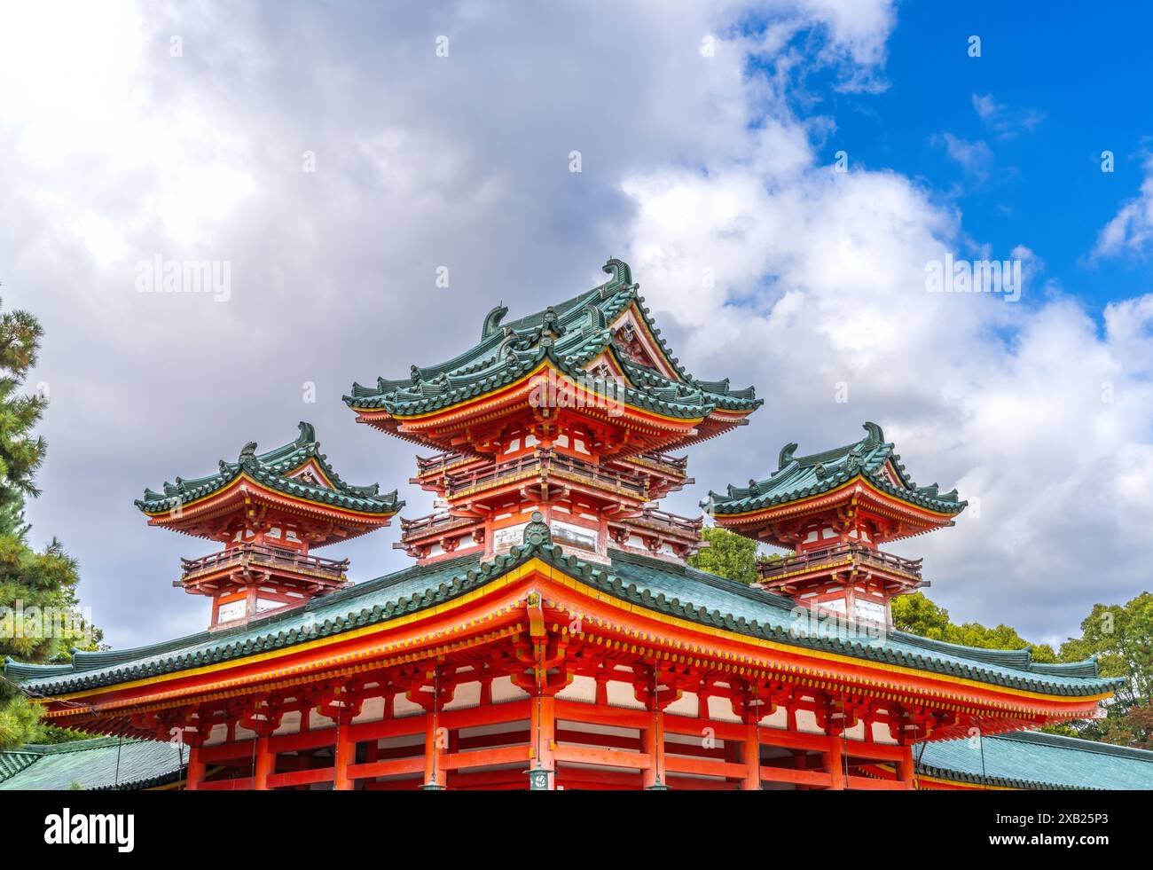 Farbenfroher Roter Blauer Drachenturm Heian Shinto-Schrein Kyoto Japan Stockfoto