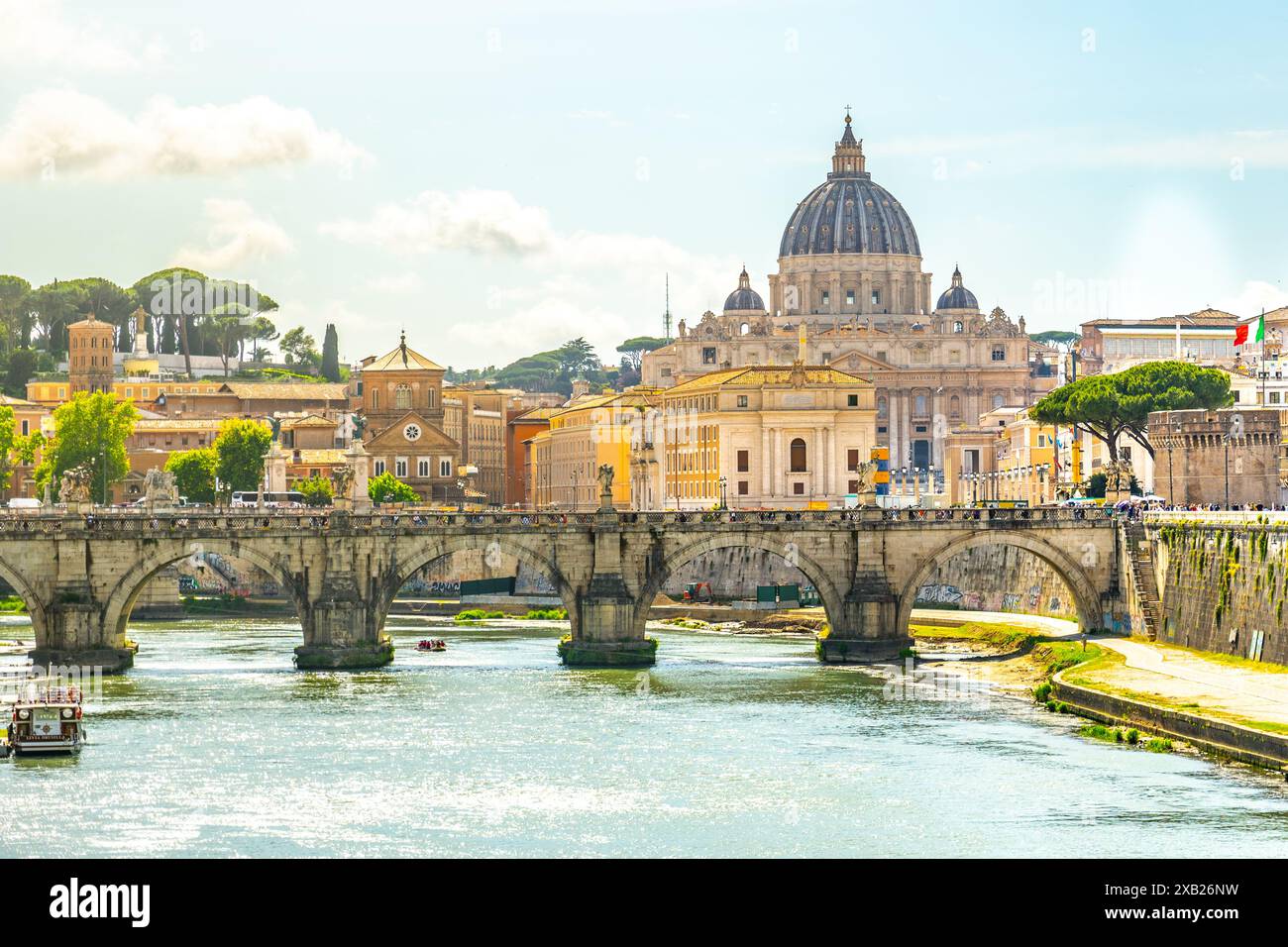 Wunderschöne Postkartenaufnahme des Vatikans mit dem majestätischen Petersdom und dem Tiber. Rom, Italien Stockfoto