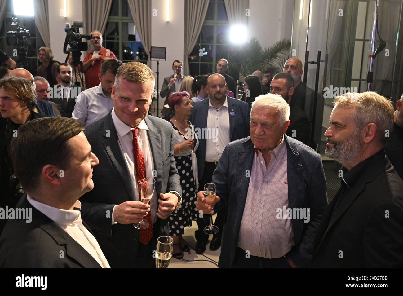 Prag, Tschechische Republik. Juni 2024. Von links: Der Vorsitzende der Partei "Autofahrer für uns" Petr Macinka, der Kandidatenführer Filip Turek, der ehemalige Präsident Vaclav Klaus und der Vorsitzende der Prisaha-Bewegung Robert Slachta (rechts) feiern die Ergebnisse der Europawahlen im Wahlkampfquartier der Koalition Prisaha und Autofahrer in Prag, Tschechische Republik. am 9. Juni 2024. Quelle: Michal Krumphanzl/CTK Photo/Alamy Live News Stockfoto