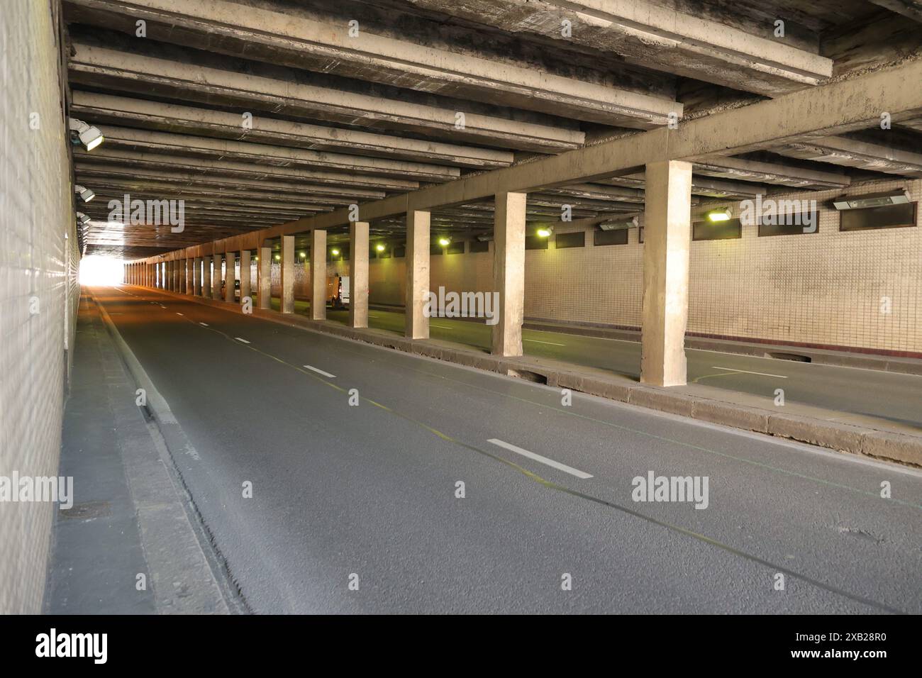 pic zeigt: Alma Tunnel in Paaren oberhalb dieses ist die Flamme der Freiheit, Reinigung der Flamme der Freiheit oberhalb des Alma Tunnels, wo Diana, Prinz Stockfoto