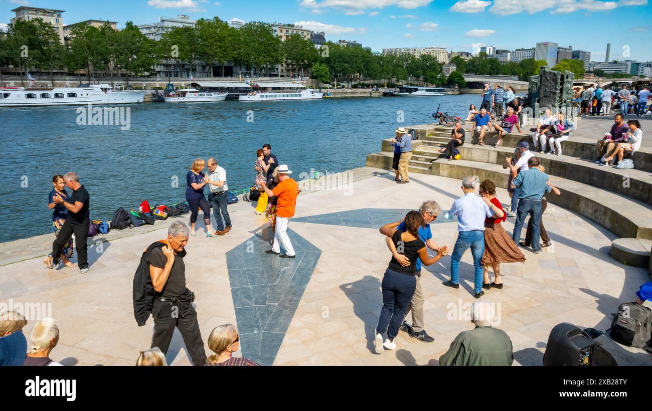Paris, Frankreich, Franzosen tanzen an der Wadenfluß, nur Editorial. Stockfoto