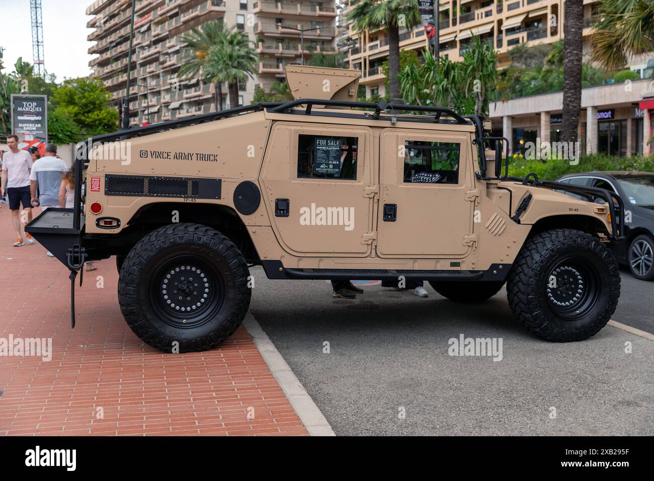 Monte-Carlo, Monaco - 9. Juni 2024: Ein robuster Hummer H1-Lkw im Militärstil parkt auf einer Straße. Das beigefarbene Fahrzeug ist auf Langlebigkeit und Perfo ausgelegt Stockfoto