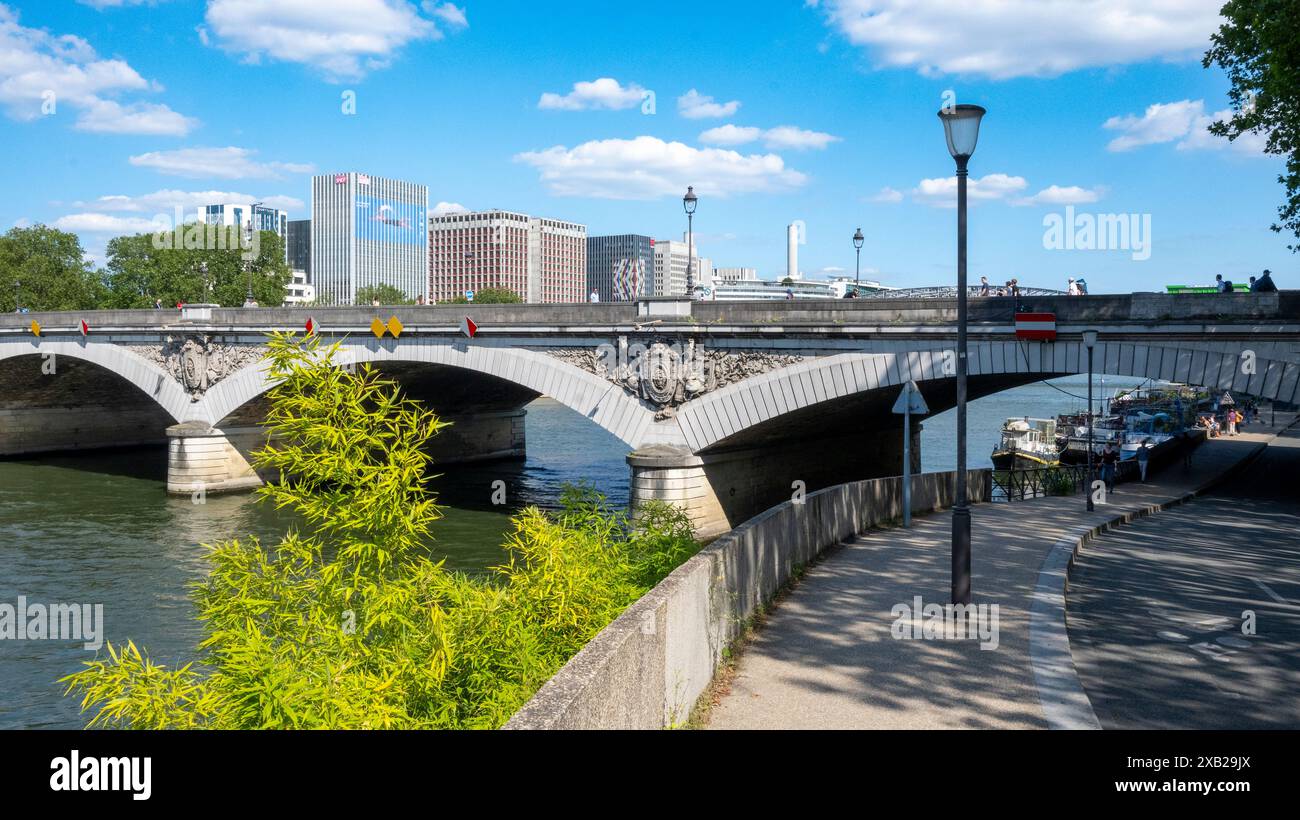 Paris, Frankreich, Landschaft mit Pont d'Austerlitz (Austerlitz-Brücke) und modernen Gebäuden, nur redaktionell. Stockfoto