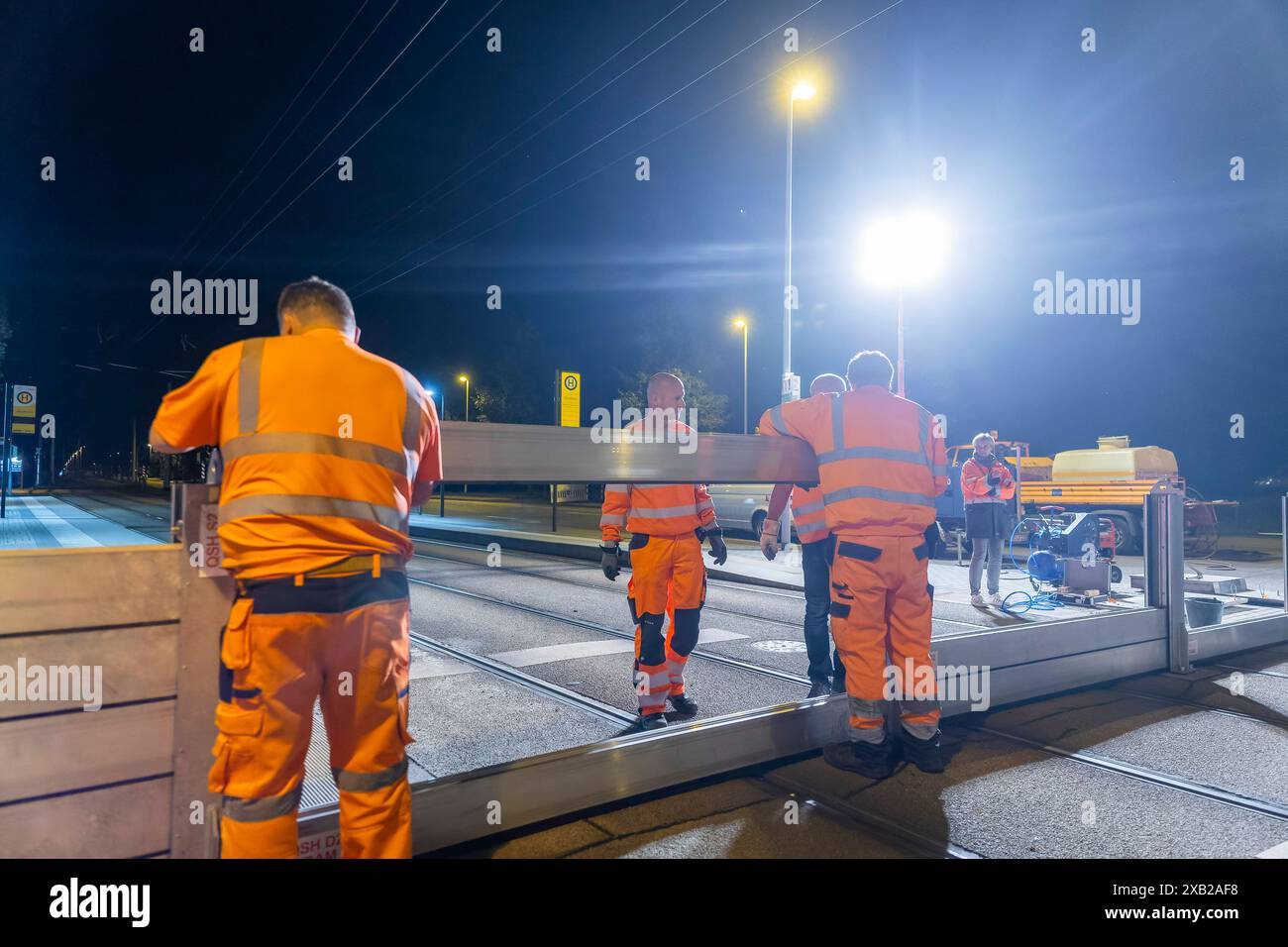 Probeaufbau des Hochwasserschutzes in Dresden Fachleute des städtischen Regiebetriebes Zentrale Technische Dienstleistungen ZTD bauen die mobile Hochwasserschutzanlage auf der Schlachthofstraße im Ostragehege probeweise auf und wieder ab. Die Hochwasserschutzanlage hat eine Länge von etwa 25 Meter und eine Höhe von etwa einem Meter. Beim Probeaufbau wird die Anlage einer Sichtung, Reinigung und Wartung unterzogen, um den reibungslosen Betrieb bei Hochwasser zu garantieren. Der Probeaufbau dient gleichzeitig als Übung für die Mitarbeiter des ZTD, damit sie im Ernstfall alle Funktionen und Handg Stockfoto