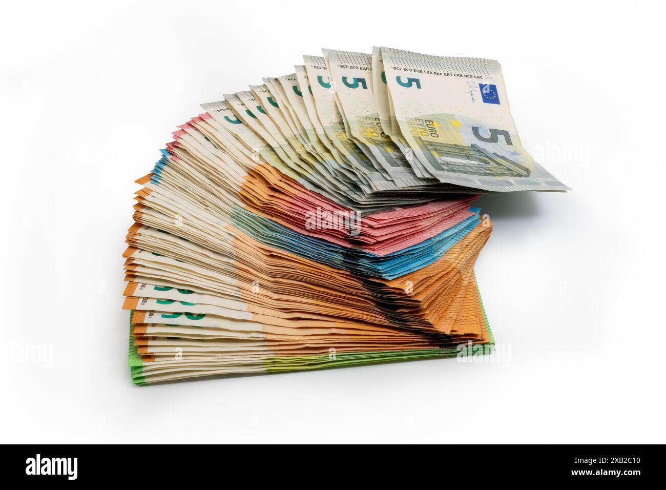 Stapel verschiedener Euro-Banknoten in Fächerform, mit 5-Euro-Scheinen darüber, isoliert auf weißem Hintergrund. Symbol für Wohlstand und Finanzen. Stockfoto