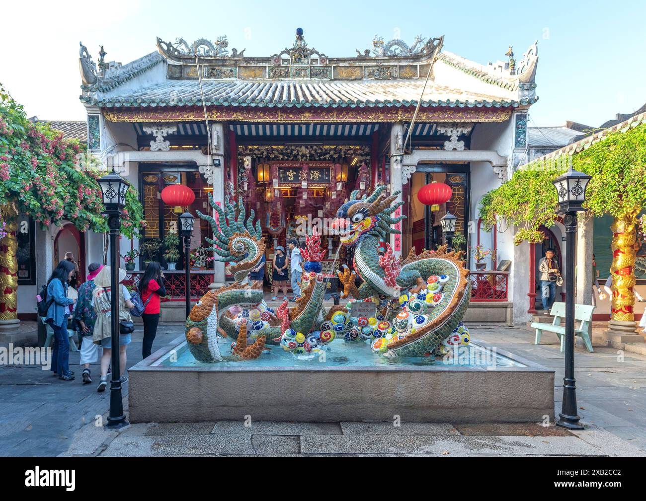 Touristen besuchen die antike Pagode, auch bekannt als Quang Trieu Pagode oder kantonesische Versammlungshalle in Hoi an, Vietnam. Stockfoto