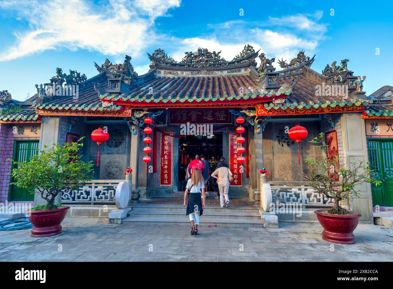 Touristen besuchen die antike Pagode, auch bekannt als Quang Trieu Pagode oder kantonesische Versammlungshalle in Hoi an, Vietnam. Stockfoto