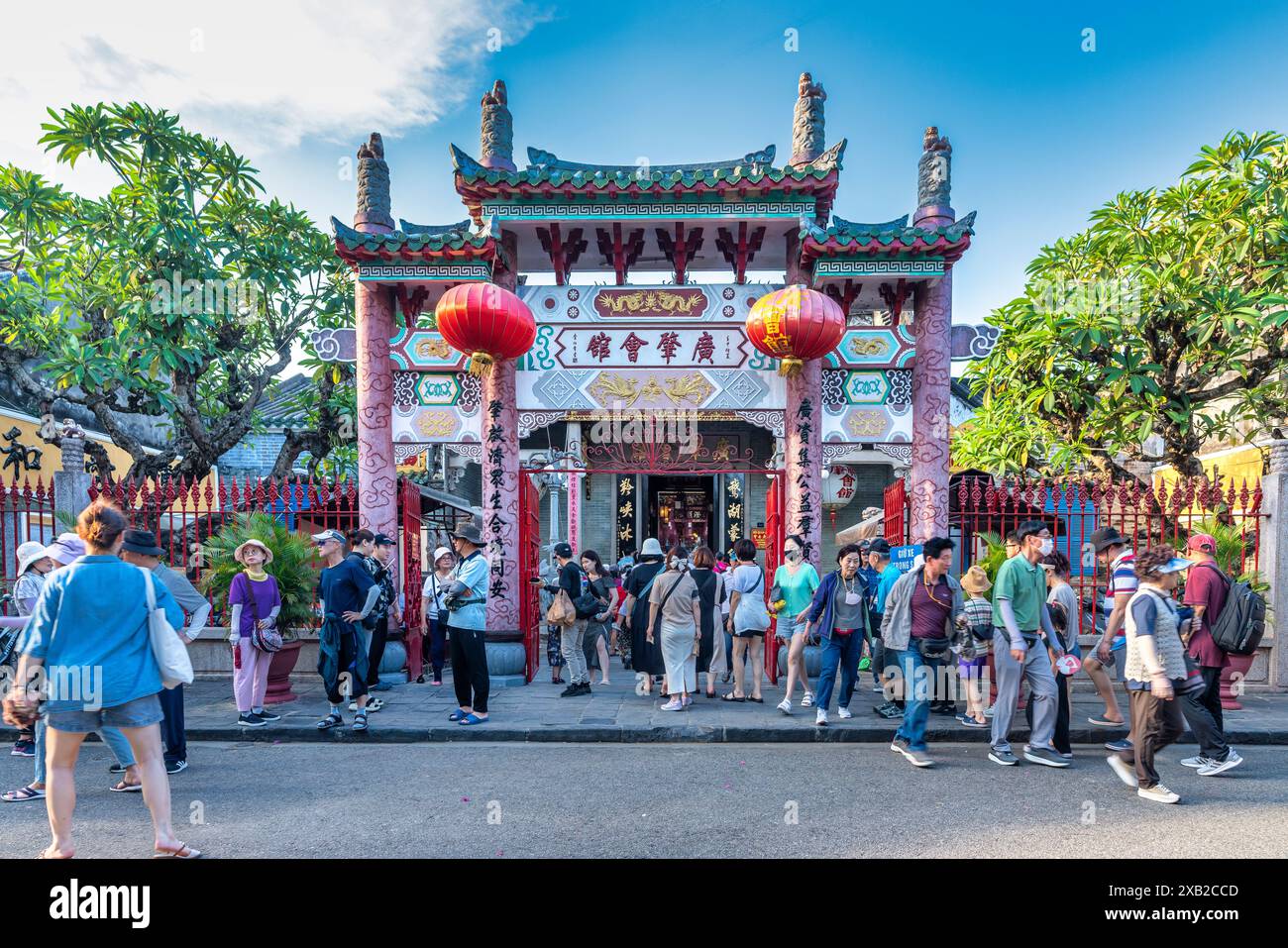 Touristen besuchen die antike Pagode, auch bekannt als Quang Trieu Pagode oder kantonesische Versammlungshalle in Hoi an, Vietnam. Stockfoto