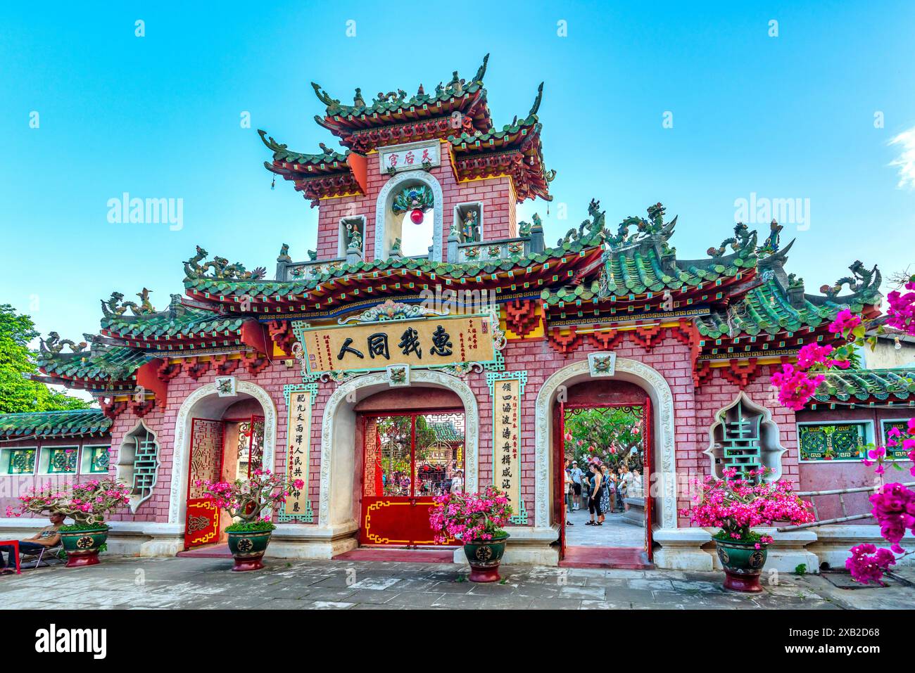 Touristen besuchen die antike Pagode, auch bekannt als Quang Trieu Pagode oder kantonesische Versammlungshalle in Hoi an, Vietnam. Stockfoto
