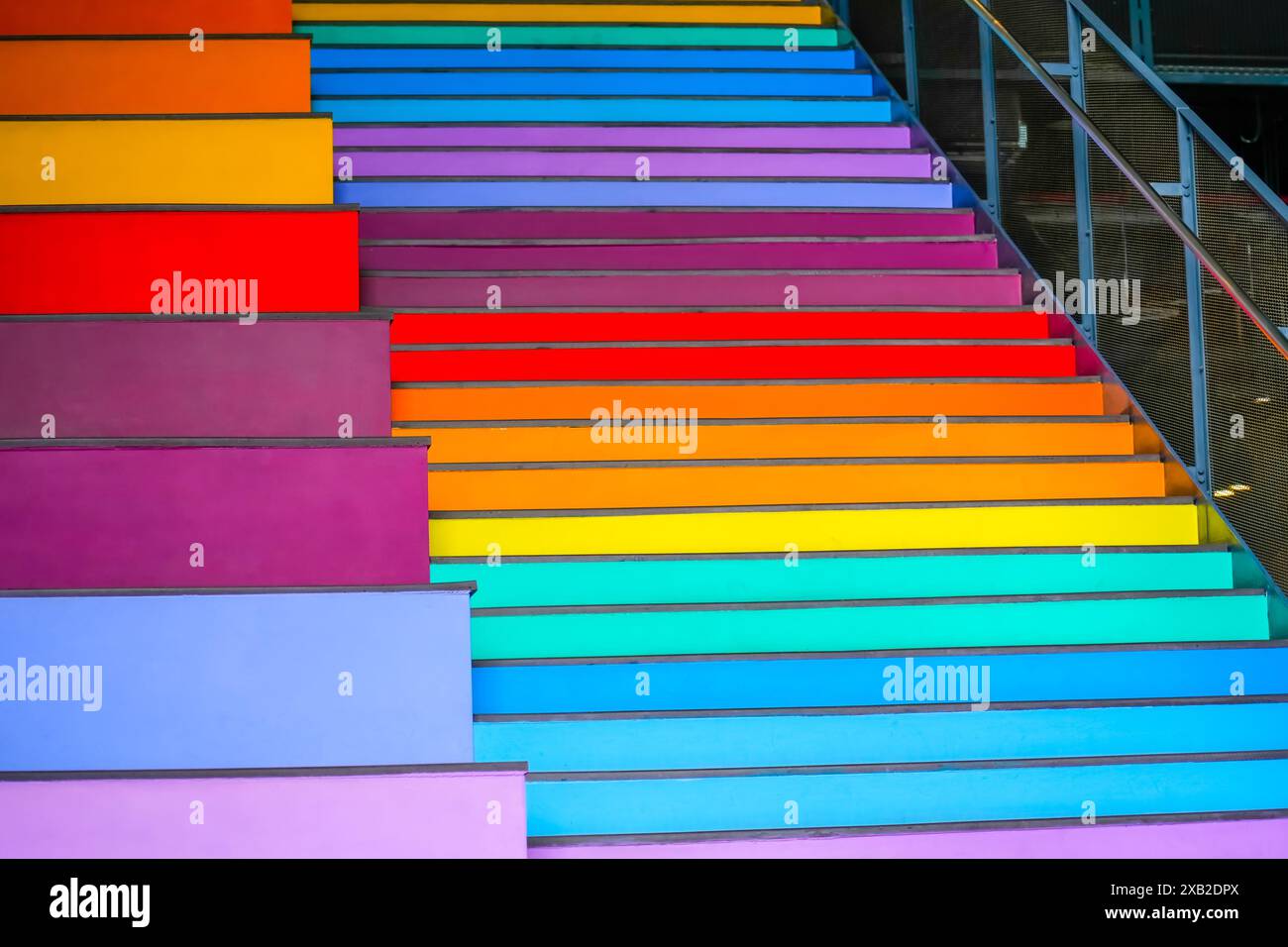 Farbenfrohe Treppen und farbenfroher Mauerhintergrund, verschiedene Stufen. Stockfoto