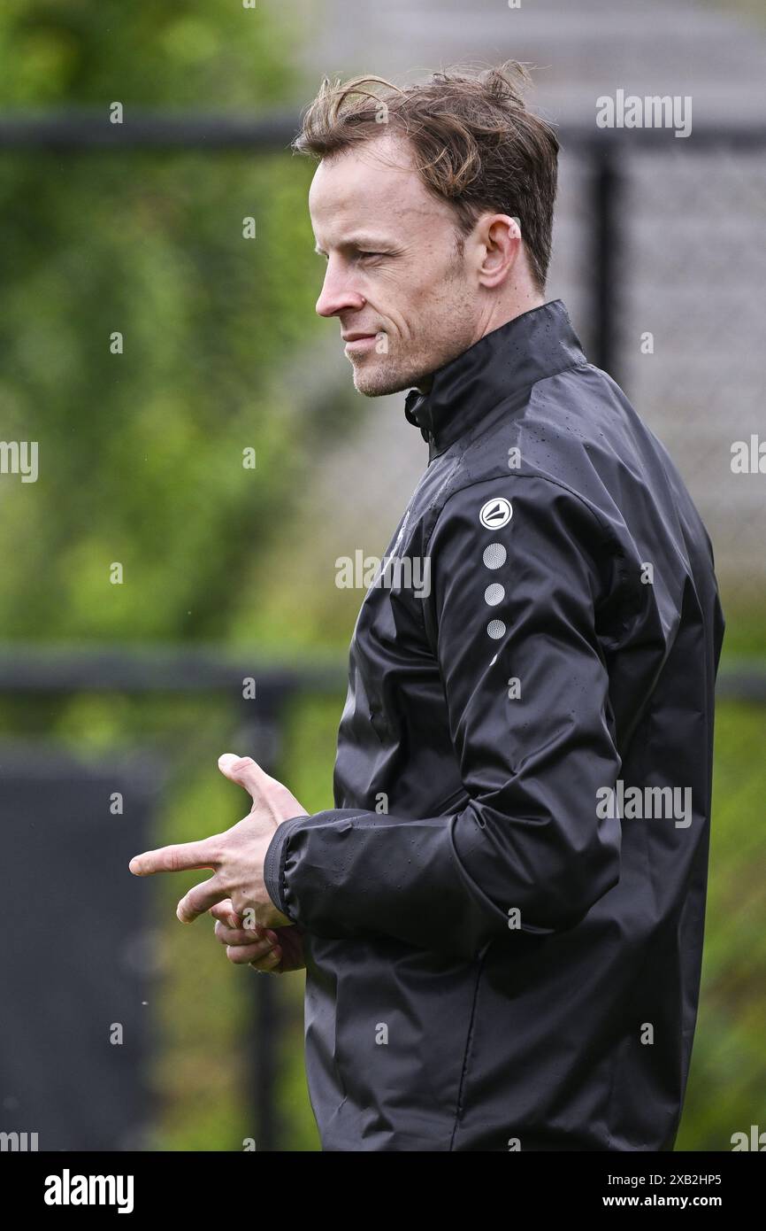 Dender's Cheftrainer Vincent Euvrard wurde während eines Trainings des belgischen Fußballteams FCV Dender EH am Montag, den 10. Juni 2024, in Denderleeuw vorgestellt, um sich auf die kommende Saison 2024-2025 vorzubereiten. BELGA FOTO TOM GOYVAERTS Stockfoto