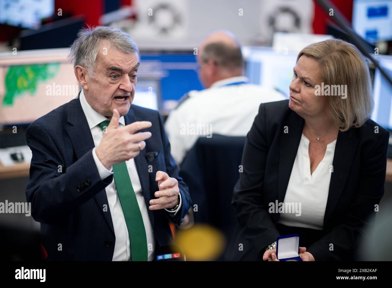 10. Juni 2024, Nordrhein-Westfalen, Neuss: Herbert Reul (CDU), Innenminister des Landes Nordrhein-Westfalen, und Bundesinnenministerin Nancy Faeser (SPD) sitzen während einer Pressekonferenz im Internationalen Zentrum für polizeiliche Zusammenarbeit (IPCC). Der IPCC wird während der Fußball-Europameisterschaft das Polizeipräsidium für ganz Deutschland sein. Foto: Fabian Strauch/dpa Stockfoto