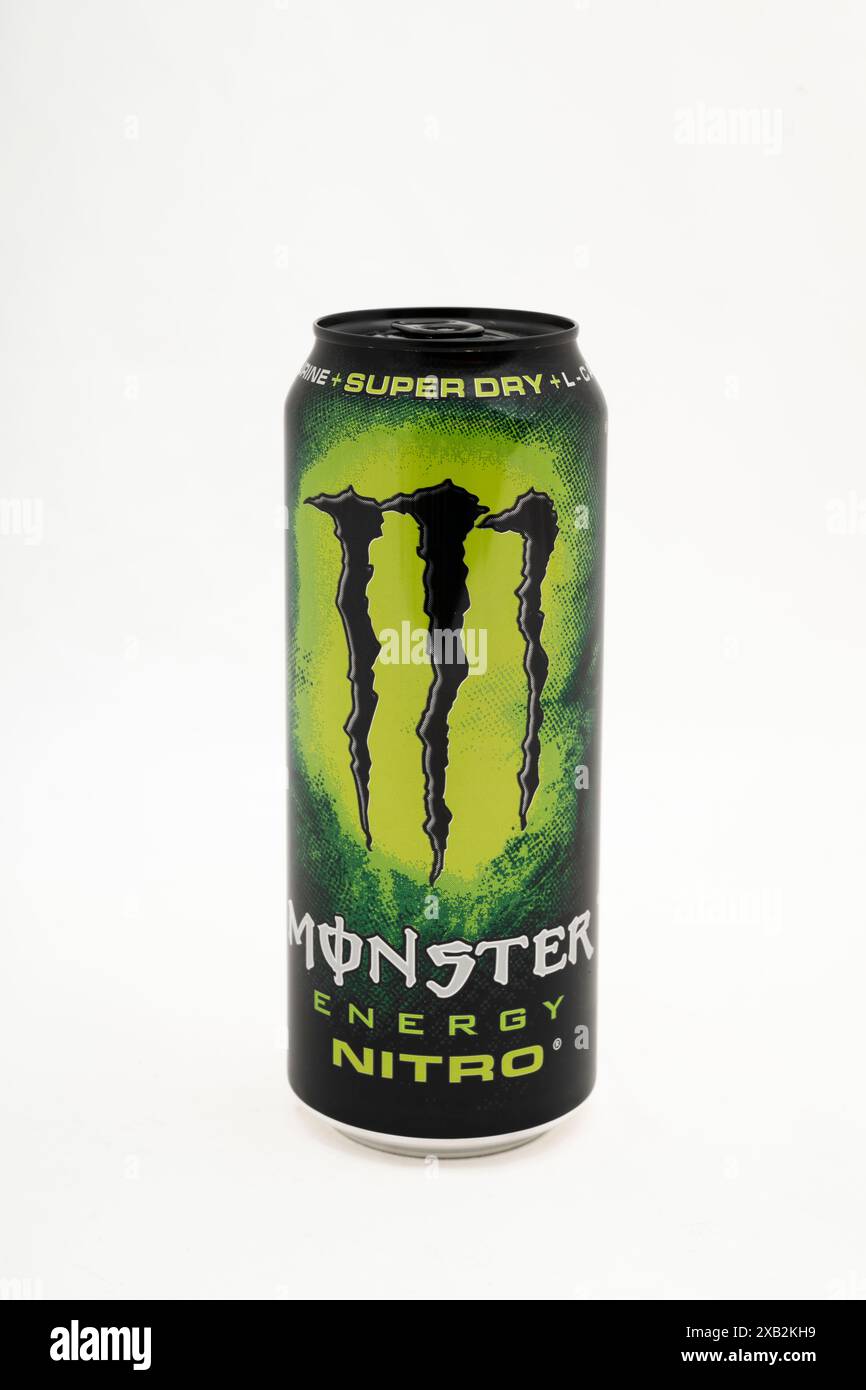 Monster Energy Drink auf weißem Studio Hintergrund Stockfoto