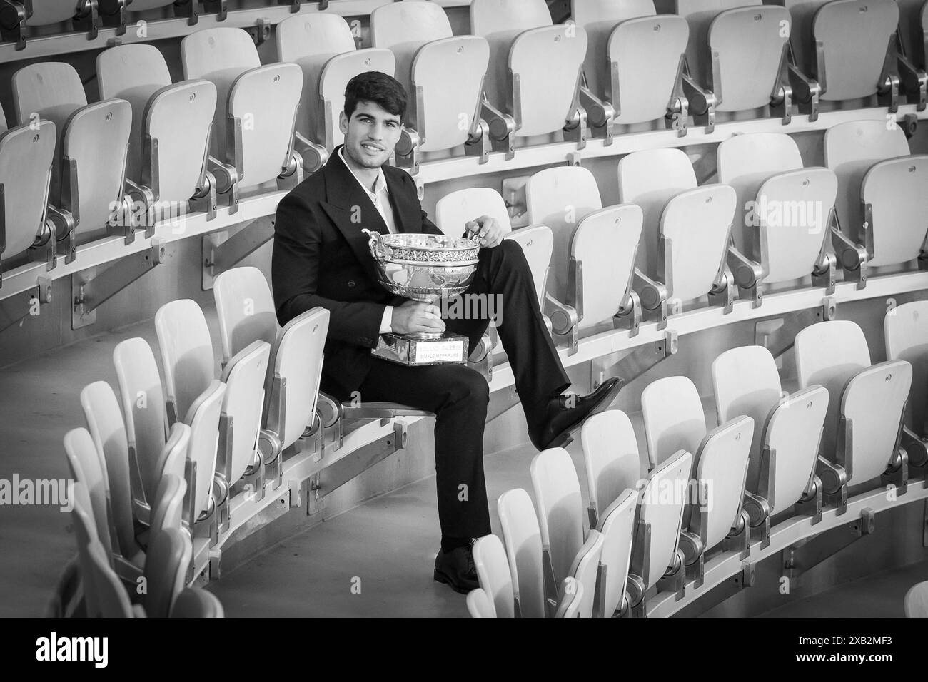 Paris, Frankreich. Juni 2024. Carlos Alcaraz aus Spanien posiert für ein Foto mit der Trophäe nach seinem Sieg im Finale der Männer gegen Alexander Zverev aus Deutschland bei den French Open 2024 bei Roland Garros am 10. Juni 2024 in Paris. Foto: Laurent Zabulon/ABACAPRESS. COM Credit: Abaca Press/Alamy Live News Stockfoto