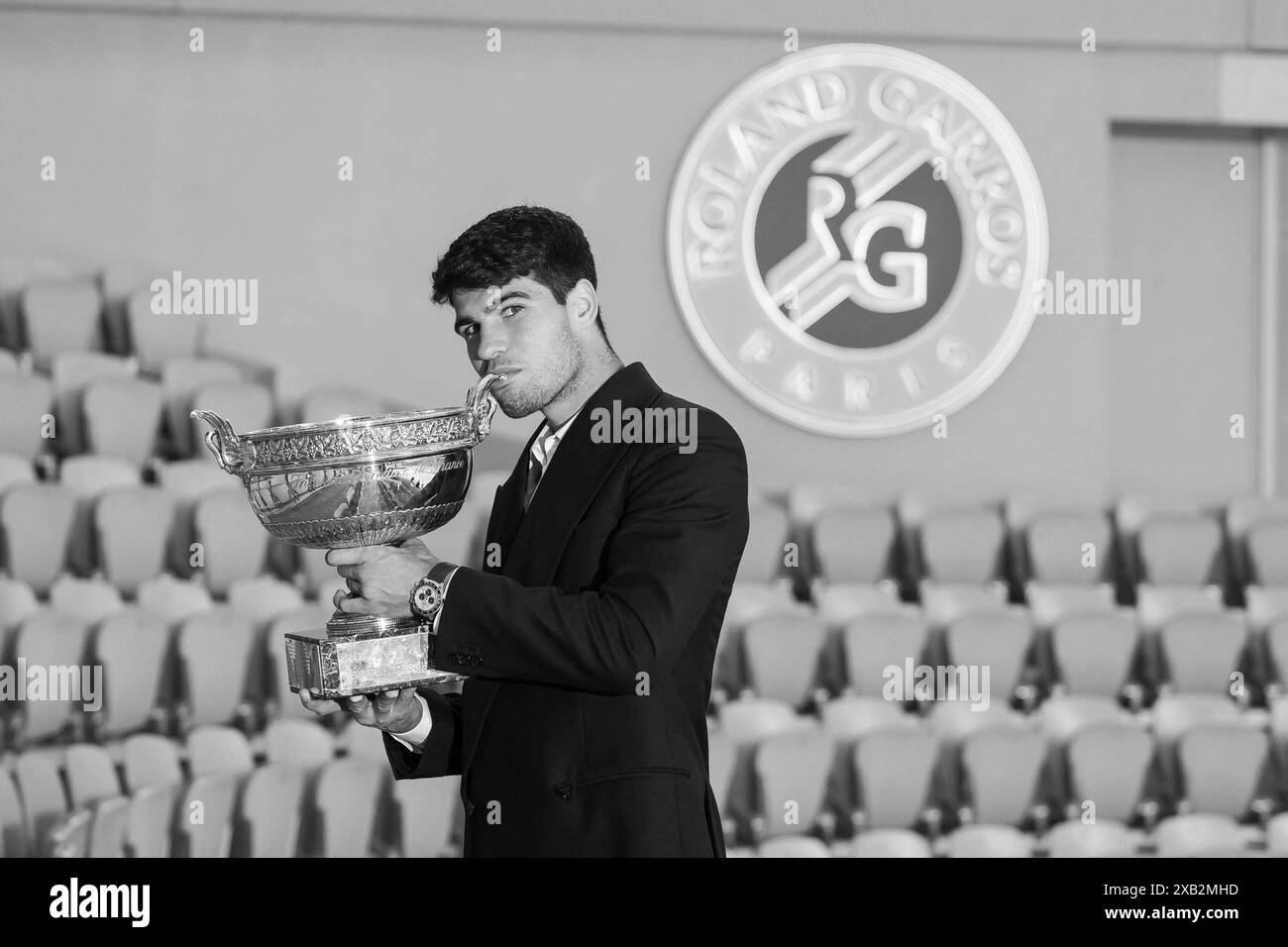 Paris, Frankreich. Juni 2024. Carlos Alcaraz aus Spanien posiert für ein Foto mit der Trophäe nach seinem Sieg im Finale der Männer gegen Alexander Zverev aus Deutschland bei den French Open 2024 bei Roland Garros am 10. Juni 2024 in Paris. Foto: Laurent Zabulon/ABACAPRESS. COM Credit: Abaca Press/Alamy Live News Stockfoto