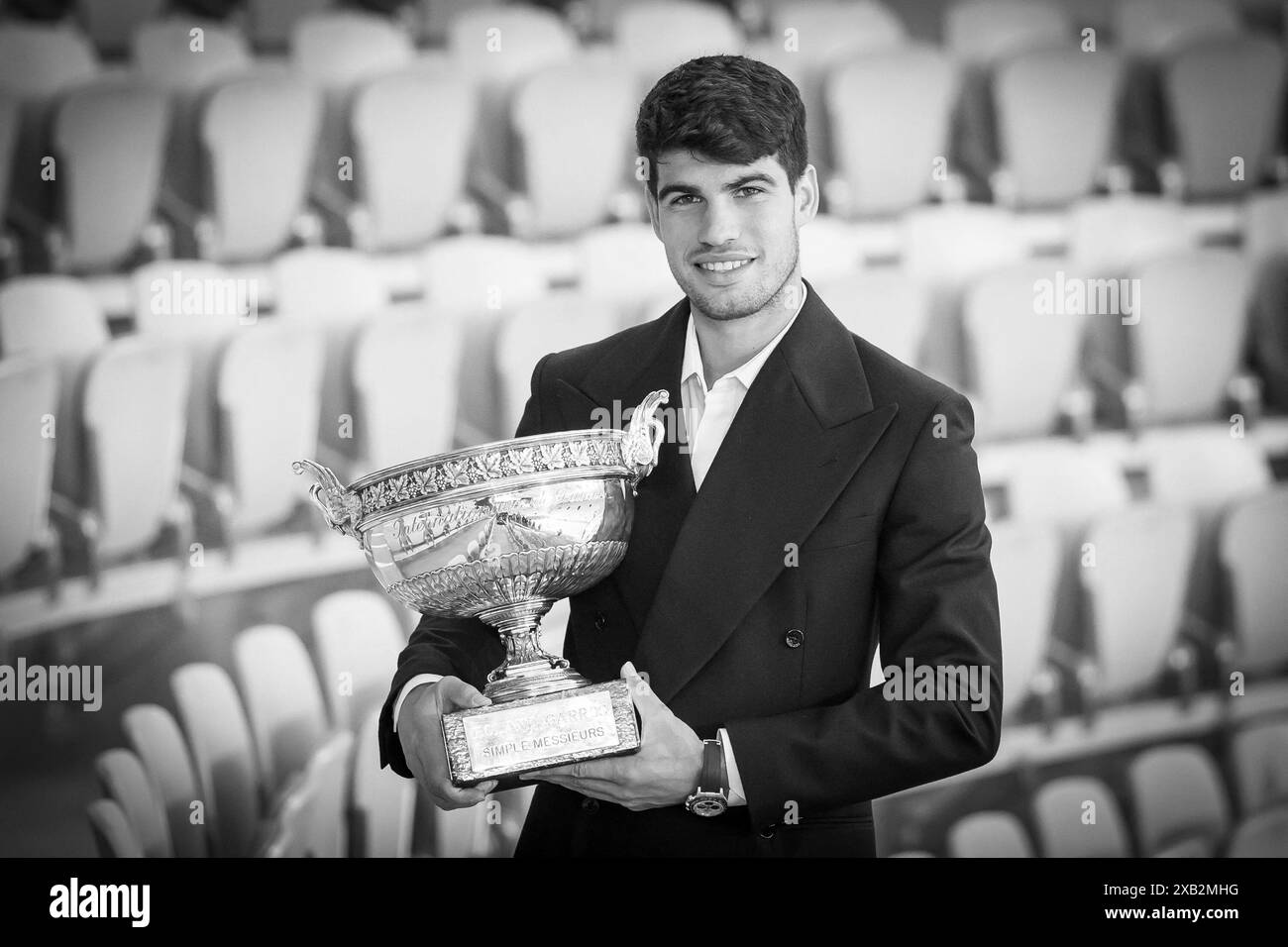 Paris, Frankreich. Juni 2024. Carlos Alcaraz aus Spanien posiert für ein Foto mit der Trophäe nach seinem Sieg im Finale der Männer gegen Alexander Zverev aus Deutschland bei den French Open 2024 bei Roland Garros am 10. Juni 2024 in Paris. Foto: Laurent Zabulon/ABACAPRESS. COM Credit: Abaca Press/Alamy Live News Stockfoto