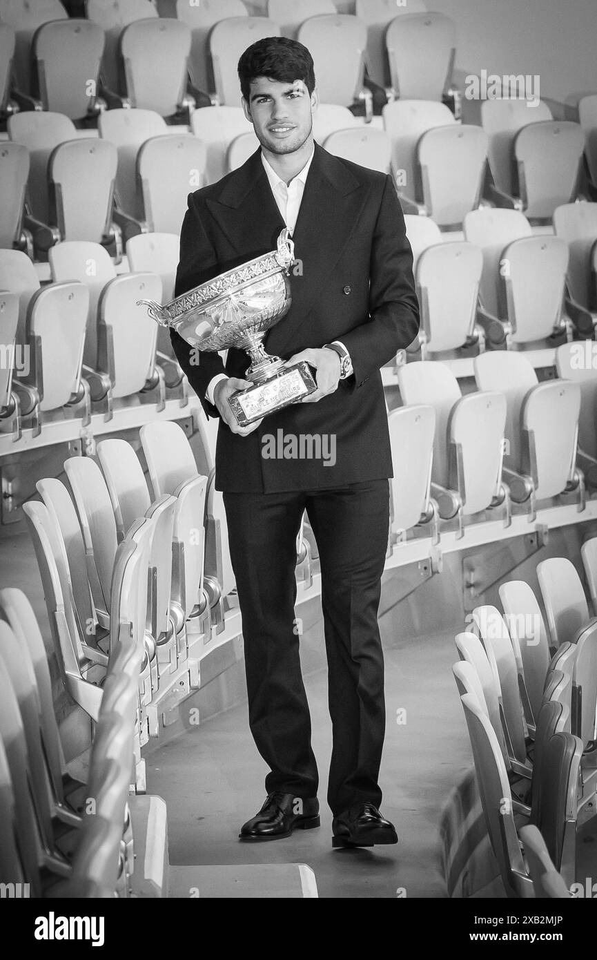 Paris, Frankreich. Juni 2024. Carlos Alcaraz aus Spanien posiert für ein Foto mit der Trophäe nach seinem Sieg im Finale der Männer gegen Alexander Zverev aus Deutschland bei den French Open 2024 bei Roland Garros am 10. Juni 2024 in Paris. Foto: Laurent Zabulon/ABACAPRESS. COM Credit: Abaca Press/Alamy Live News Stockfoto