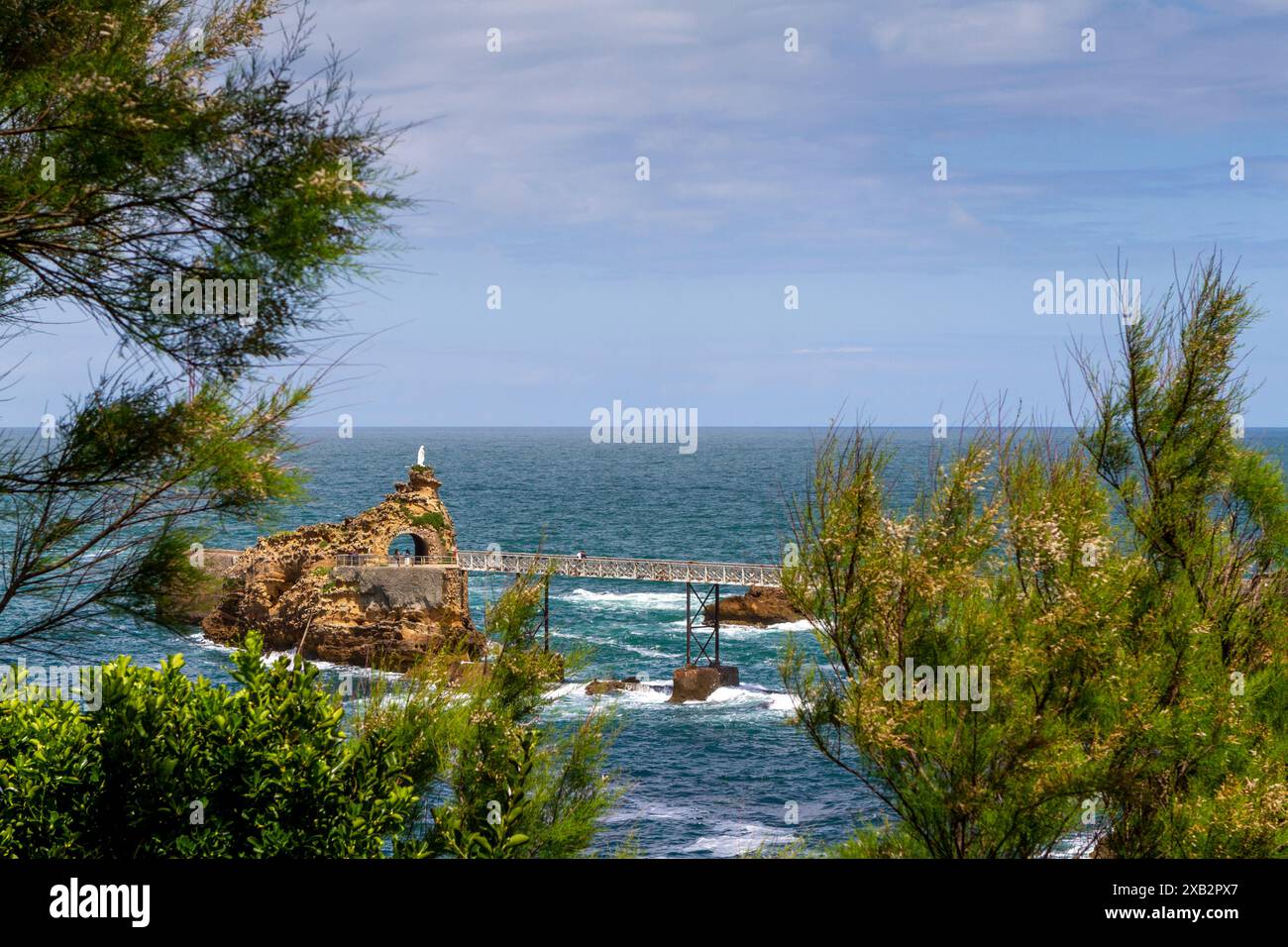 Biarritz's "Rocher de la Vierge" (Felsen der Jungfrau). Biarritz, Frankreich Stockfoto