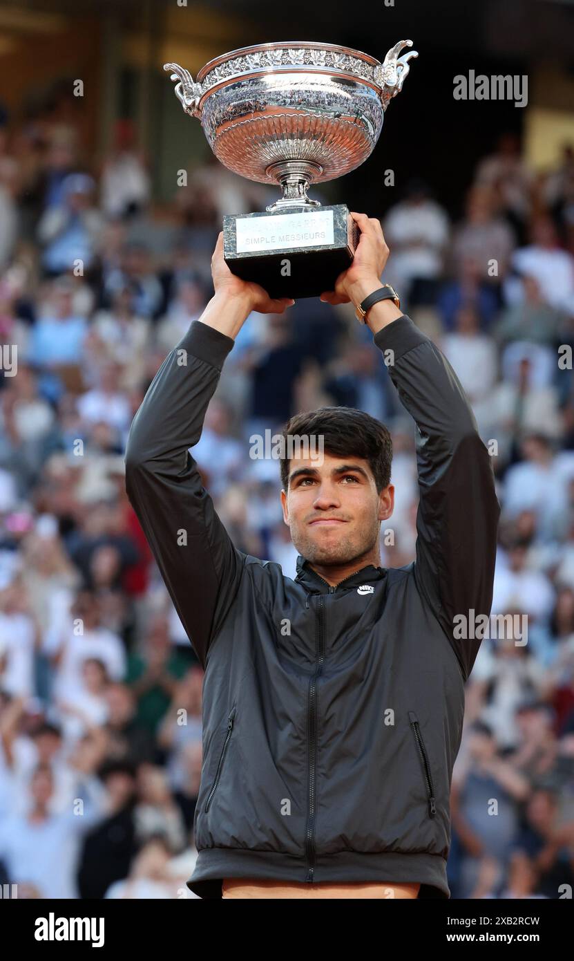 Paris, Frankreich. Juni 2024. Carlos Alcaraz aus Spanien gewinnt seine Trophäe am Ende seines letzten Spiels gegen Alexander Zverev von Deutschland bei den French Tennis Open in Roland Garros in Paris, Frankreich, am Sonntag, den 9. Juni 2024. Alcaraz gewann die French Open-Titel mit 3:6, 6:2, 7:5, 1:6, 2:6. Foto: Maya Vidon-White/UPI Credit: UPI/Alamy Live News Stockfoto