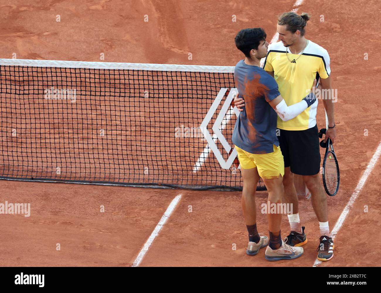 Paris, Frankreich. Juni 2024. Carlos Alcaraz von Spanien umarmt Alexander Zverev von Deutschland am Ende ihres letzten Spiels bei den French Tennis Open in Roland Garros in Paris, Frankreich, am Sonntag, den 9. Juni 2024. Alcaraz gewann die French Open-Titel mit 3:6, 6:2, 7:5, 1:6, 2:6. Foto: Maya Vidon-White/UPI Credit: UPI/Alamy Live News Stockfoto