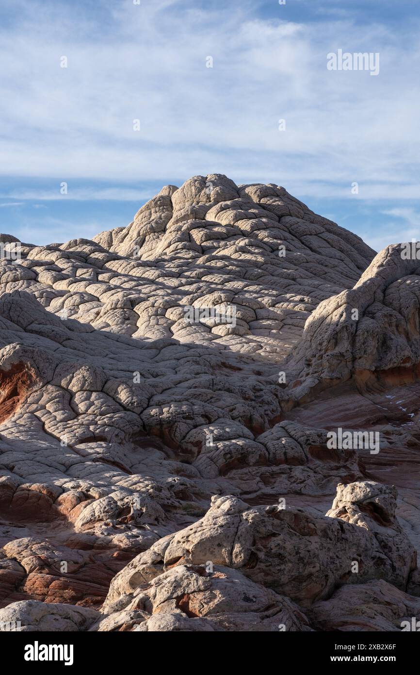 Markante weiße Felsformationen ragen unter dem azurblauen Himmel in der Wüste Arizonas hoch und zeigen die skulpturale Kunst der Natur Stockfoto