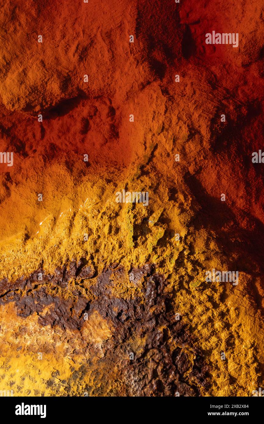 Leuchtende rote und gelbe Mineralienablagerungen aus dem Bergbaugebiet Riotinto in Huelva, Spanien, spiegeln die reiche Geologie der Region wider. Stockfoto