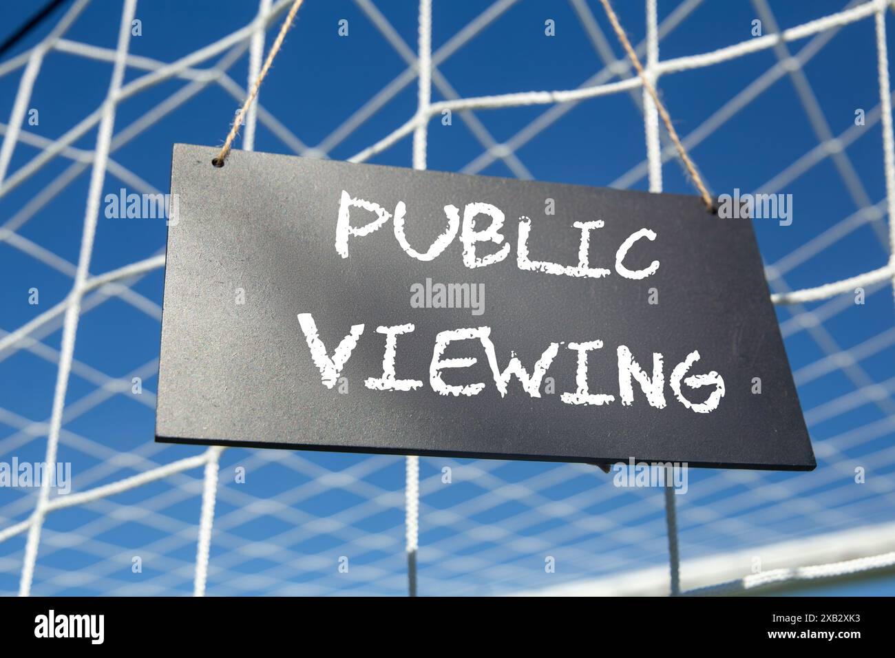 Symbolbild der öffentlichen Sichtbarkeit (Fußball): Schild mit der Aufschrift PUBLIC VIEWING auf einem Fußballtor Stockfoto