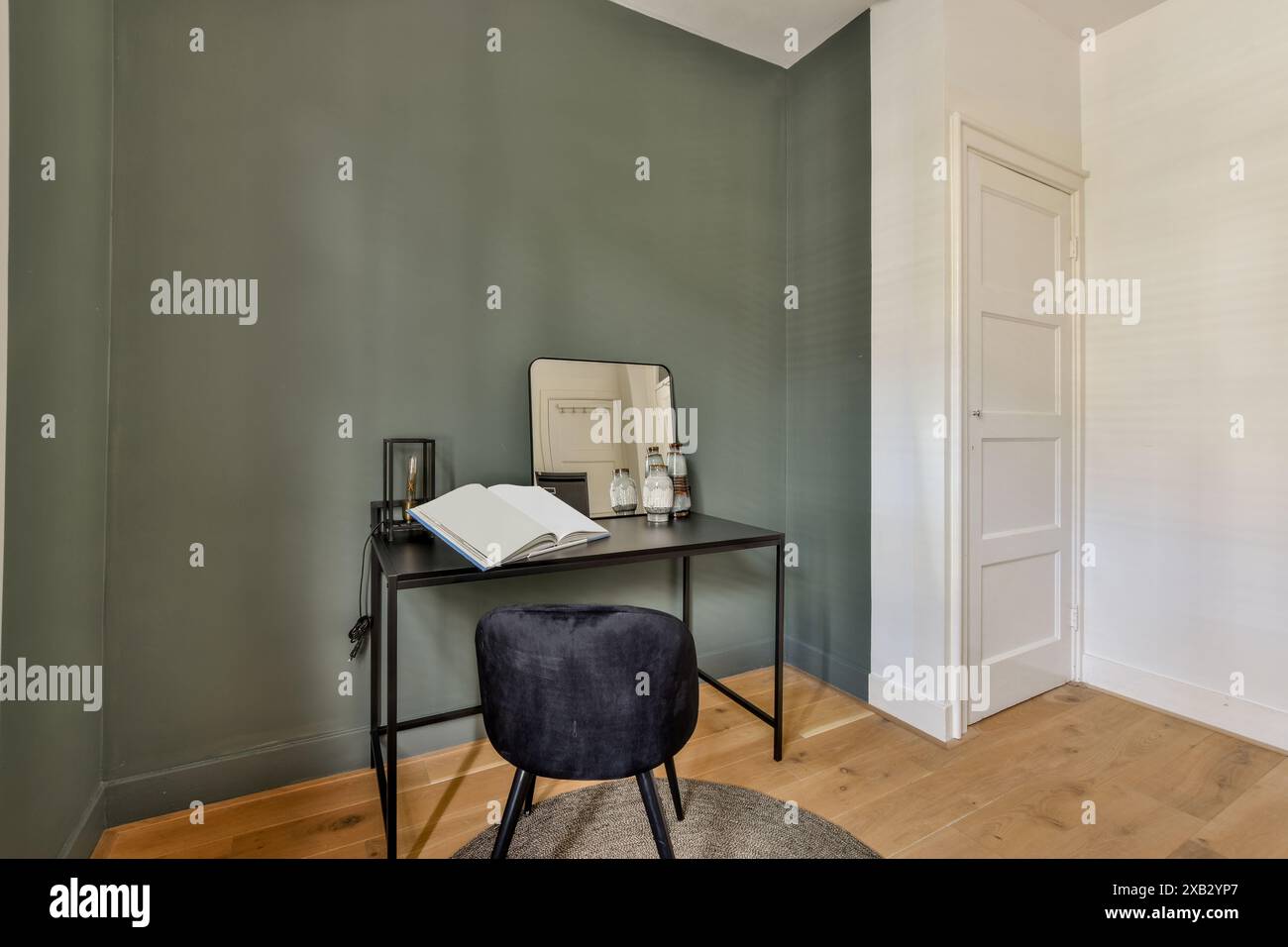Eine schicke Home Office-Ecke mit elegantem Schreibtisch, Plüschstuhl und stilvoller Einrichtung in der Beethovenstraat 122-1 Stockfoto