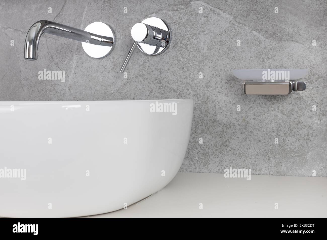 Elegantes Bad mit Waschbecken und Chrom-Armaturen Stockfoto