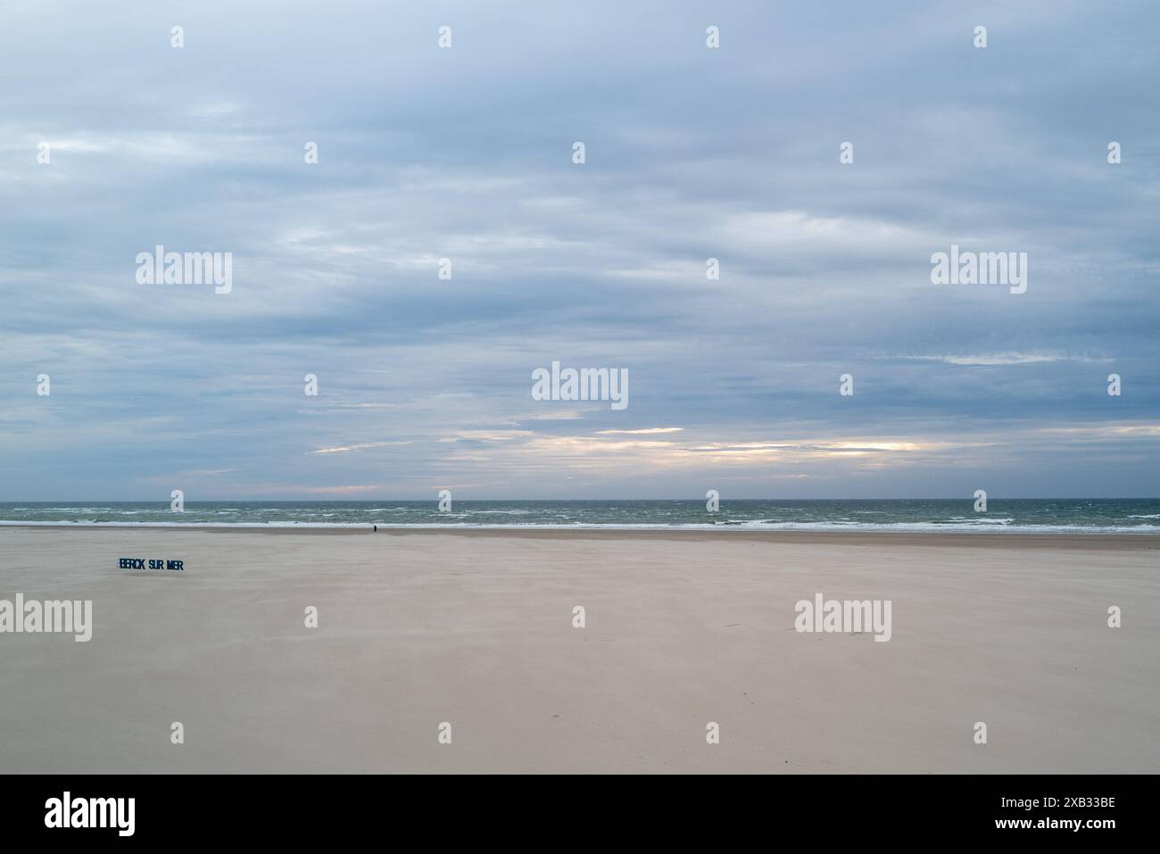 Einsamer Strand und Meer von Berck sur Mer Frankreich Stockfoto