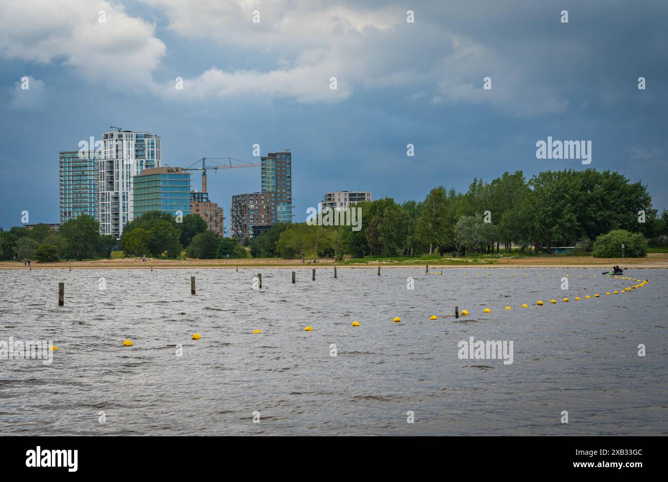 Stadtbild von Almere Poort, Uferpromenade mit Blick auf moderne Hochhäuser Stockfoto