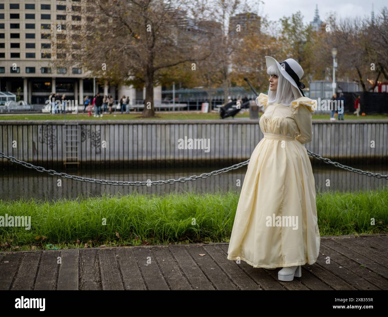 Ein Teilnehmer in einem Kostüm, der während einer Veranstaltung am Ufer des Yarra River gesehen wird. Schätzungsweise 200.000 Besucher der Oz Comic Con 2024 im Convention and Exhibition Centre in Melbourne, Australien. Stockfoto