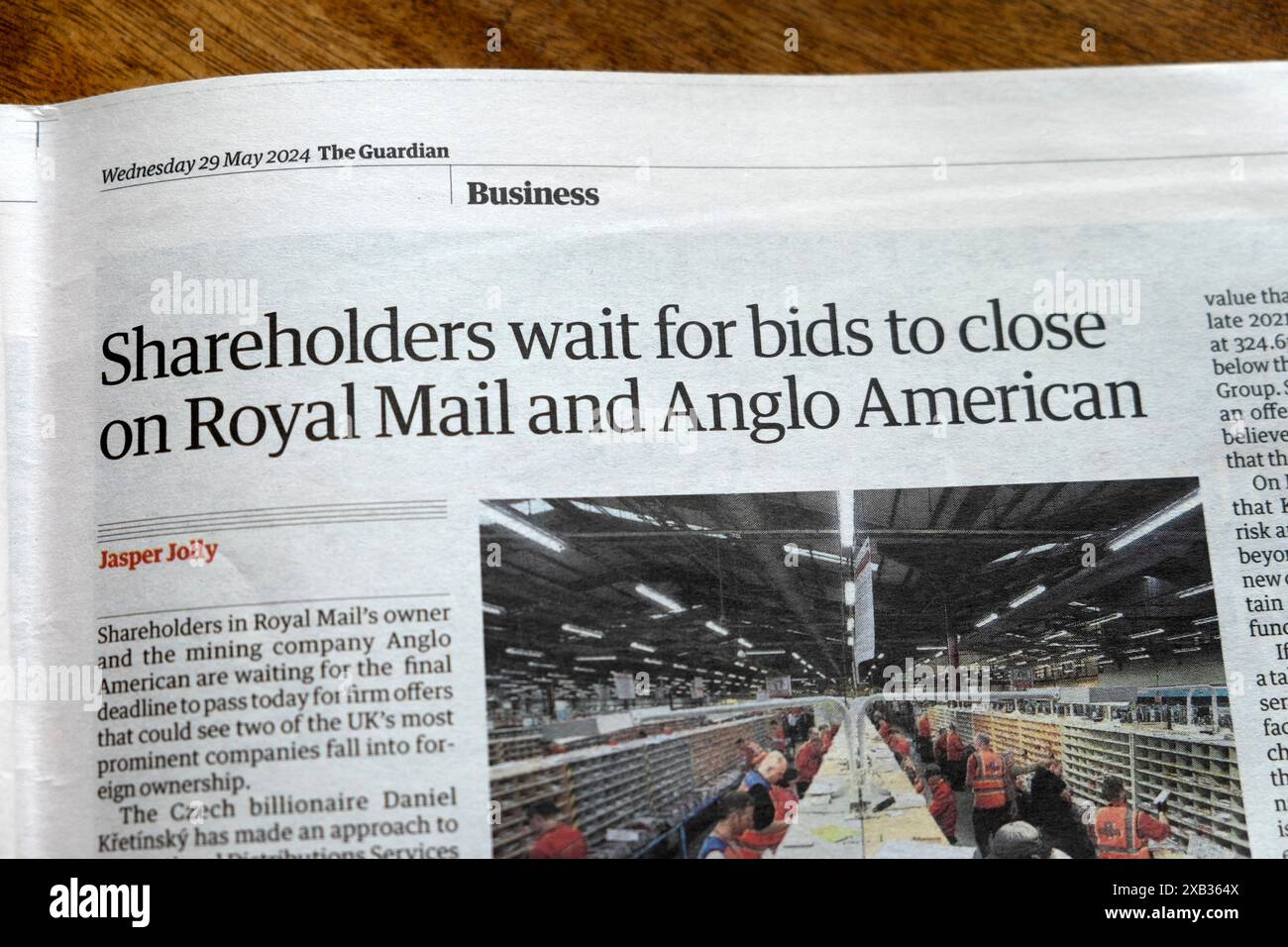 'Aktionäre warten auf die Schließung der Angebote für Royal Mail und Anglo American' Guardian Zeitung übernahmeartikel 29. Mai 2024 London UK Stockfoto