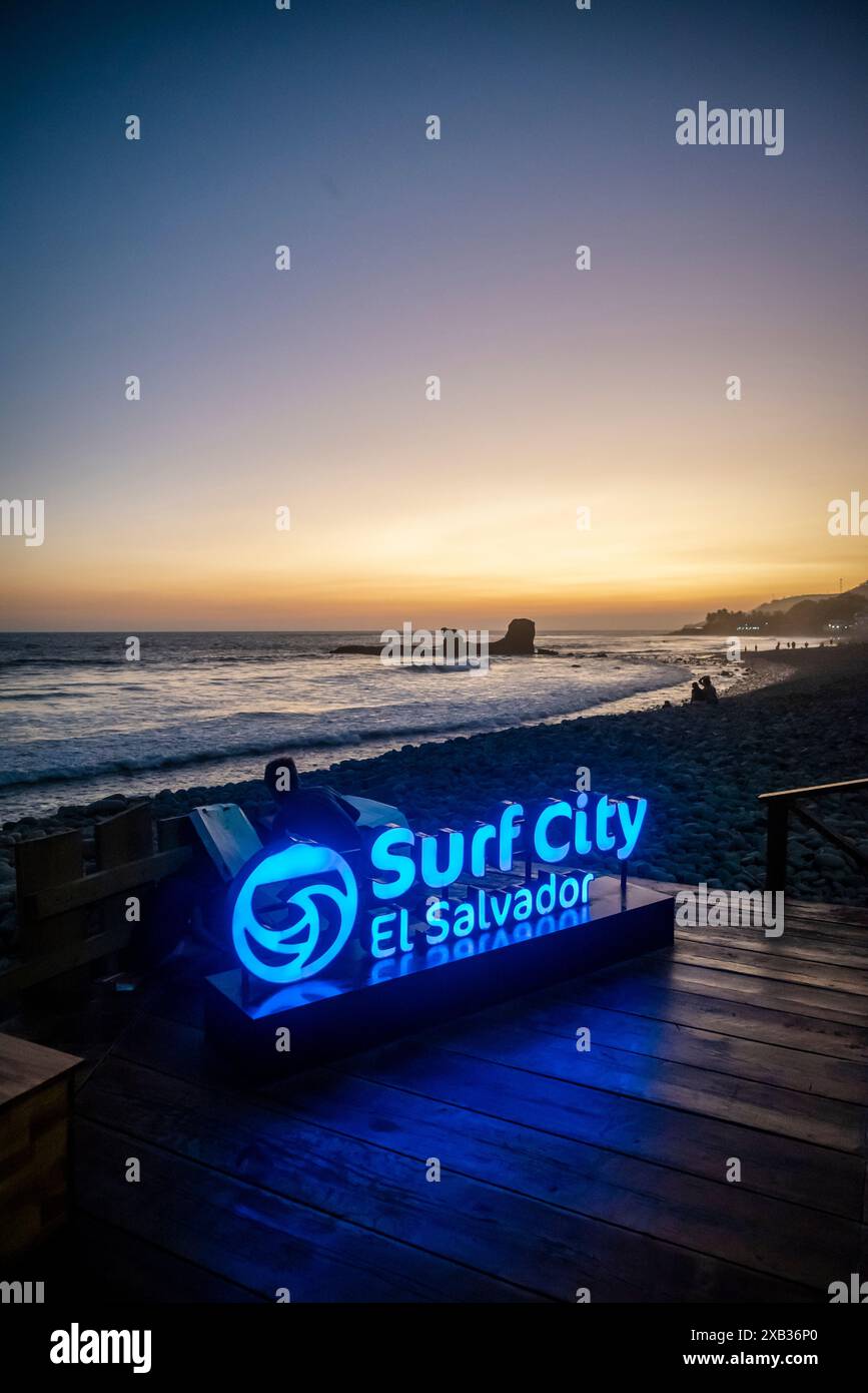 Surf City Neonschild am Strand in El Tunco, Surf Town im Departement La Libertad, El Salvador Stockfoto