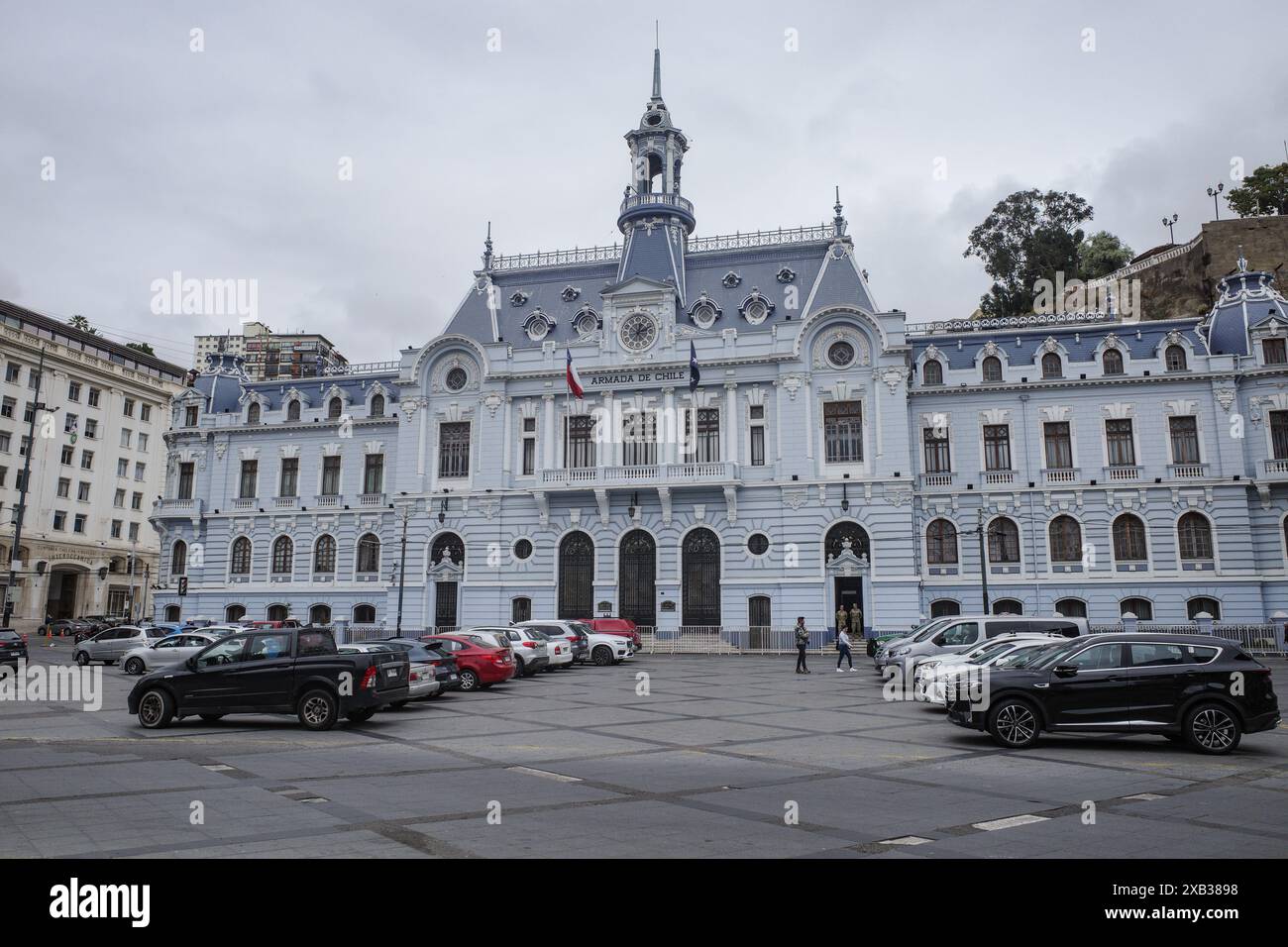 Valparaiso, Chile - 27. November 2023: Das Gebäude der Armada de Chile an der Plaza Sotomayor, Valparaiso Stockfoto