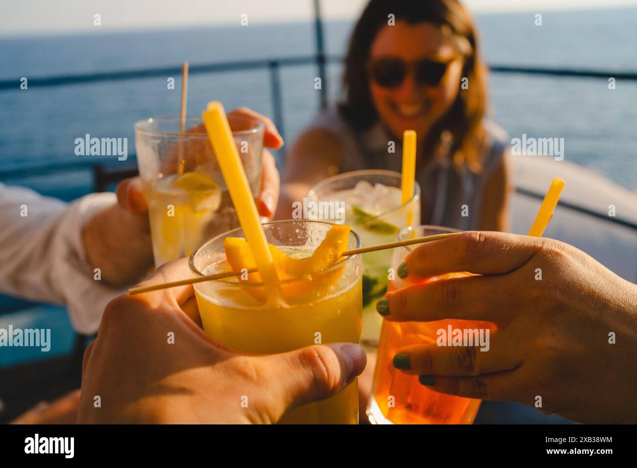 Männliche und weibliche Freunde, die auf der Yacht Getränke trinken Stockfoto