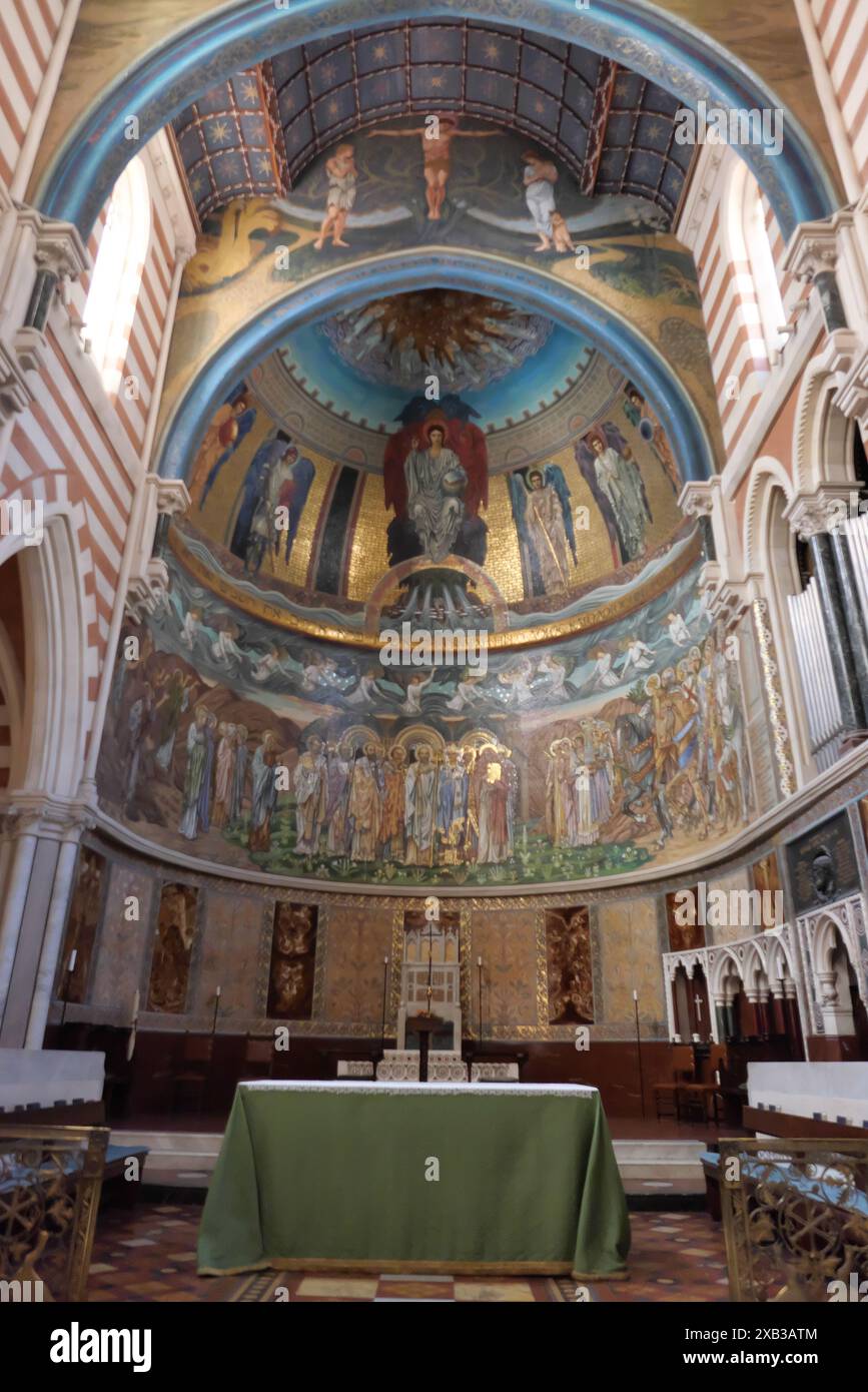 DER HAUPTALTAR DER KIRCHE ST. PAULS IN DEN MAUERN DES ANGLIKANISCHEN BISCHOFS Stockfoto