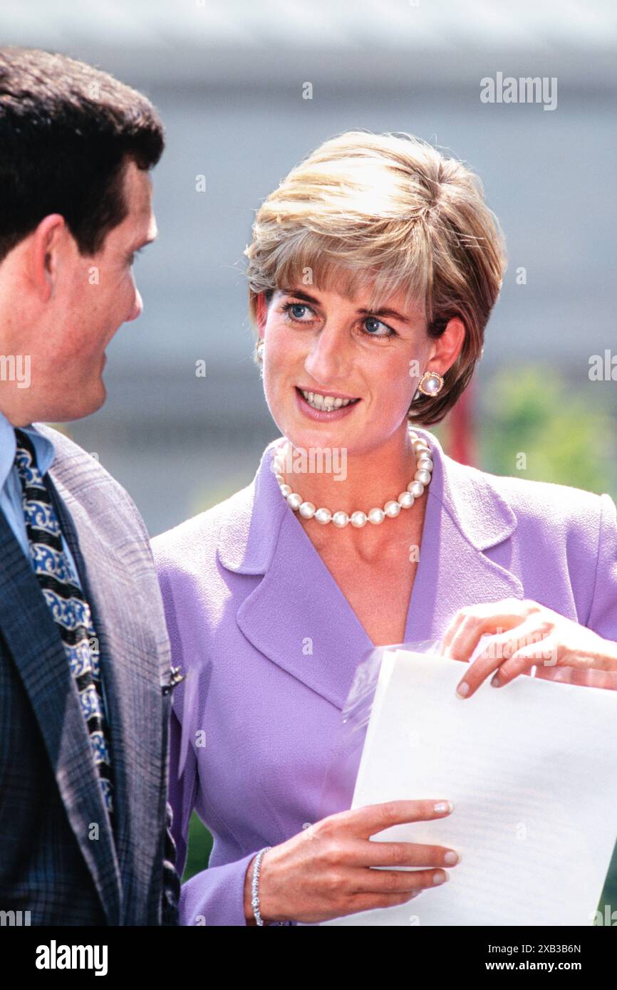 Diana, die Prinzessin von Wales, unterhält sich mit Ken Rutherford, Mitbegründer Landmine Survivors Network, links, während einer Ankündigung über das Verbot von Landminen im Hauptquartier des amerikanischen Roten Kreuzes am 17. Juni 1997 in Washington, D.C. Stockfoto